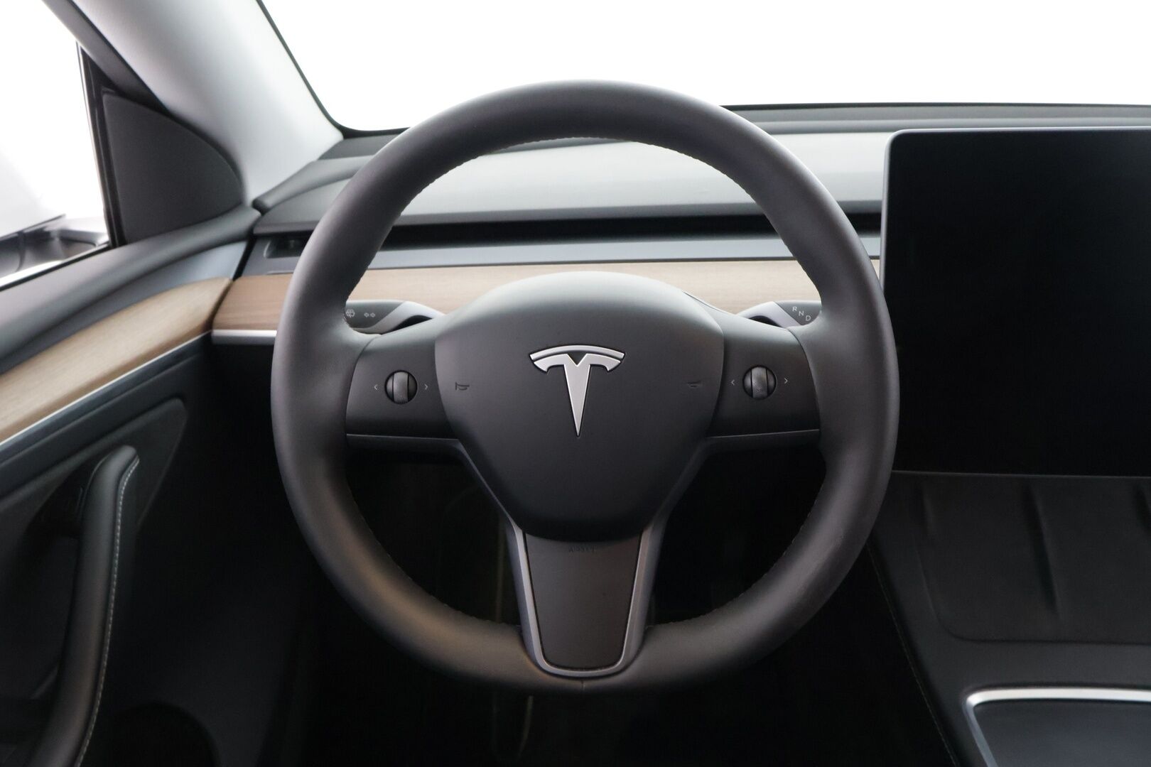 Tesla Model Y 2023 RWD *Autopilot / Lasikatto / AMD Ryzen / Lämpöpumppu / Premium Audio & Connectivity / Koukku / P.Kamerat / LED / Navi * - ALV-vähennyskelpoinen Model Y Tesla 2x vanteilla