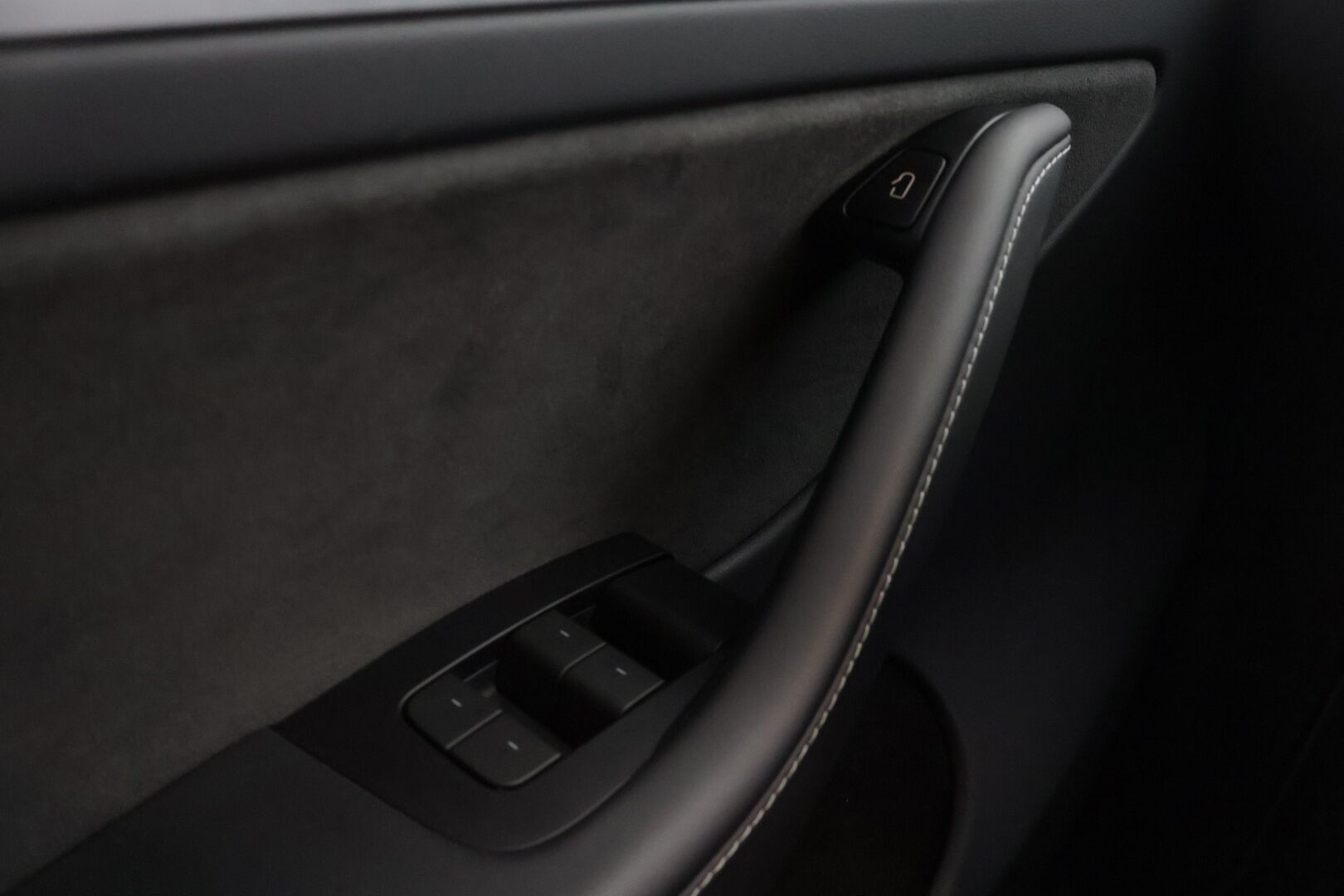 Tesla Model Y 2023 RWD *Autopilot / Lasikatto / AMD Ryzen / Lämpöpumppu / Premium Audio & Connectivity / Koukku / P.Kamerat / LED / Navi * - ALV-vähennyskelpoinen Model Y Tesla 2x vanteilla