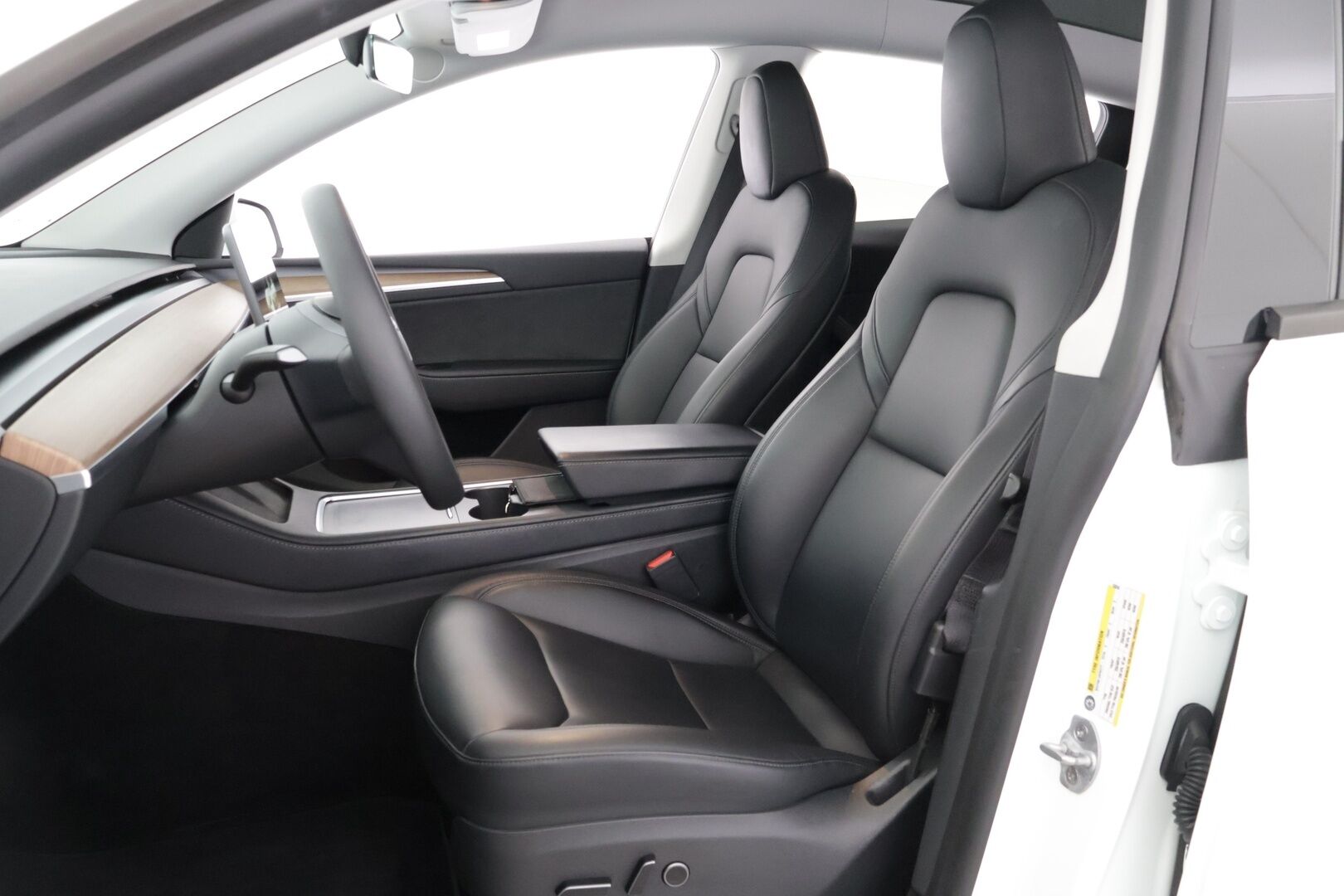 Tesla Model Y 2023 RWD *Autopilot / Lasikatto / AMD Ryzen / Lämpöpumppu / Premium Audio & Connectivity / Koukku / P.Kamerat / LED / Navi * - ALV-vähennyskelpoinen Model Y Tesla 2x vanteilla