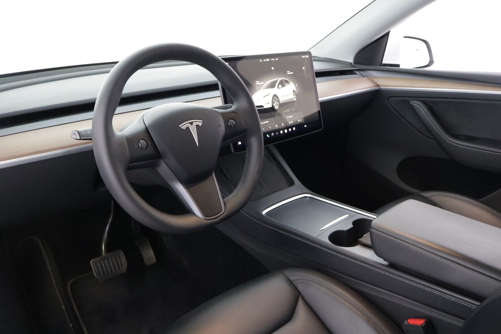 Tesla Model Y 2023 RWD *Autopilot / Lasikatto / AMD Ryzen / Lämpöpumppu / Premium Audio & Connectivity / Koukku / P.Kamerat / LED / Navi * - ALV-vähennyskelpoinen Model Y Tesla 2x vanteilla