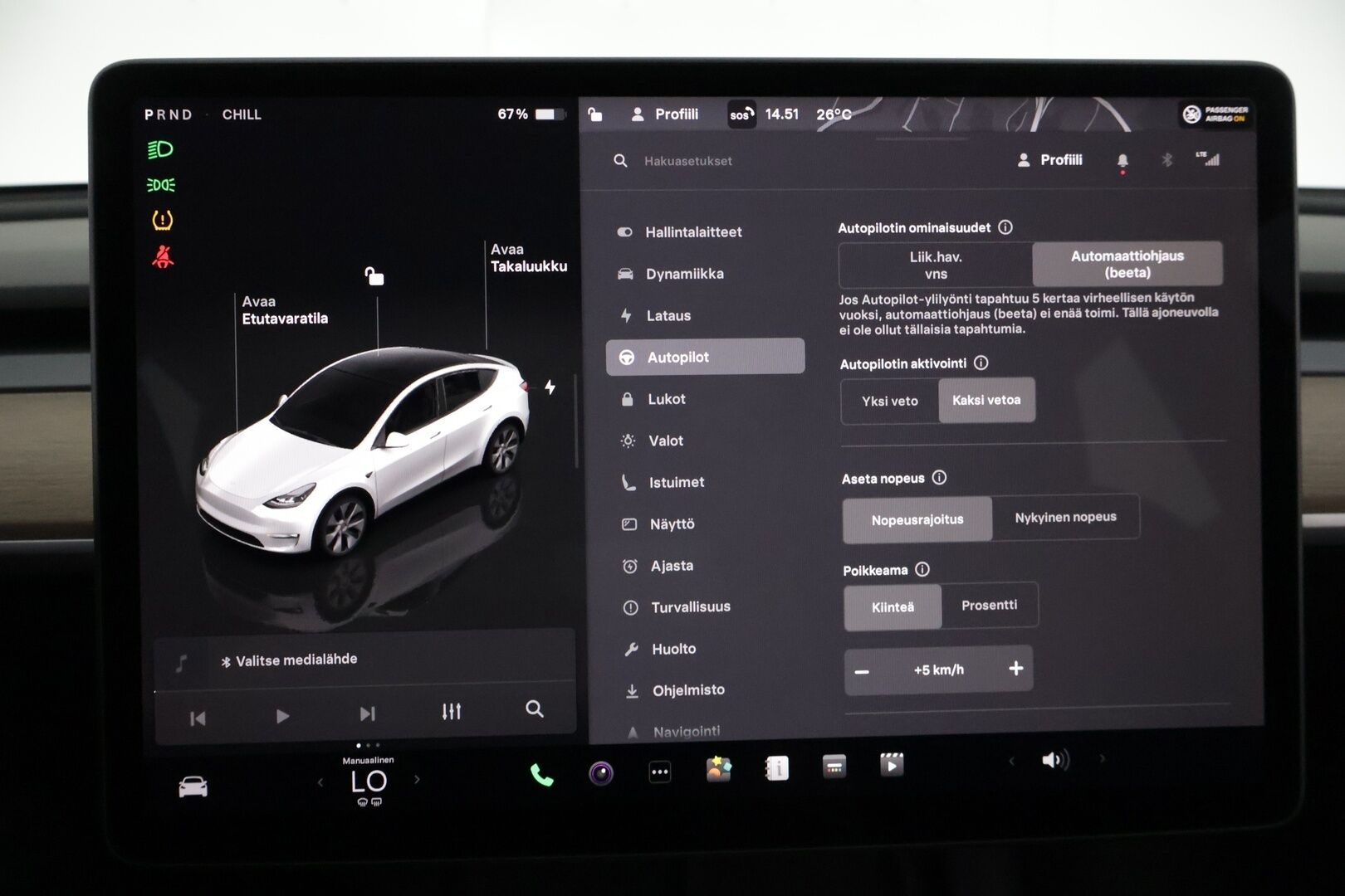 Tesla Model Y 2023 RWD *Autopilot / Lasikatto / AMD Ryzen / Lämpöpumppu / Premium Audio & Connectivity / Koukku / P.Kamerat / LED / Navi * - ALV-vähennyskelpoinen Model Y Tesla 2x vanteilla