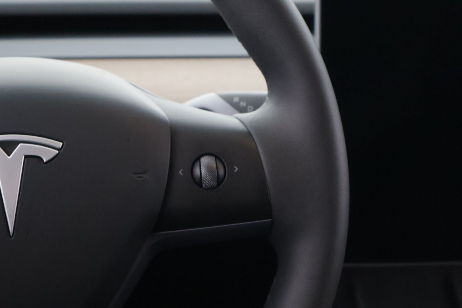 Tesla Model Y 2023 RWD *Autopilot / Lasikatto / AMD Ryzen / Lämpöpumppu / Premium Audio & Connectivity / Koukku / P.Kamerat / LED / Navi * - ALV-vähennyskelpoinen Model Y Tesla 2x vanteilla