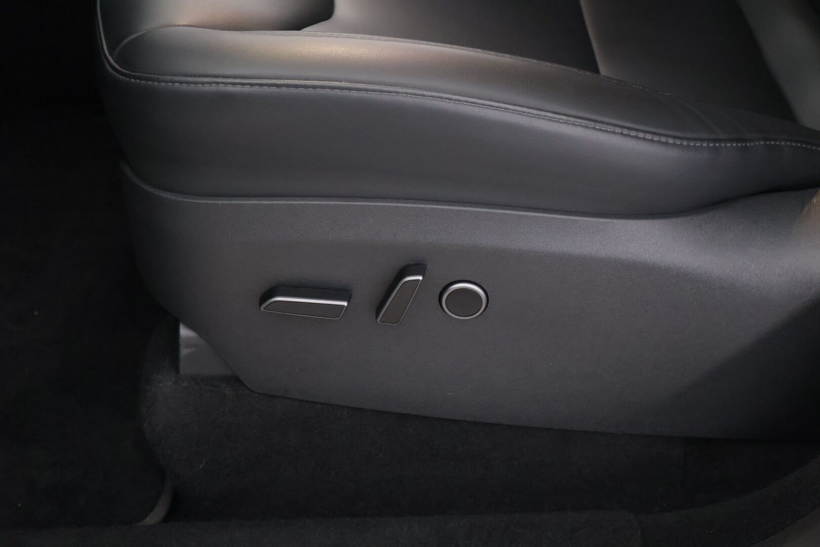 Tesla Model Y 2023 RWD *Autopilot / Lasikatto / AMD Ryzen / Lämpöpumppu / Premium Audio & Connectivity / Koukku / P.Kamerat / LED / Navi * - ALV-vähennyskelpoinen Model Y Tesla 2x vanteilla
