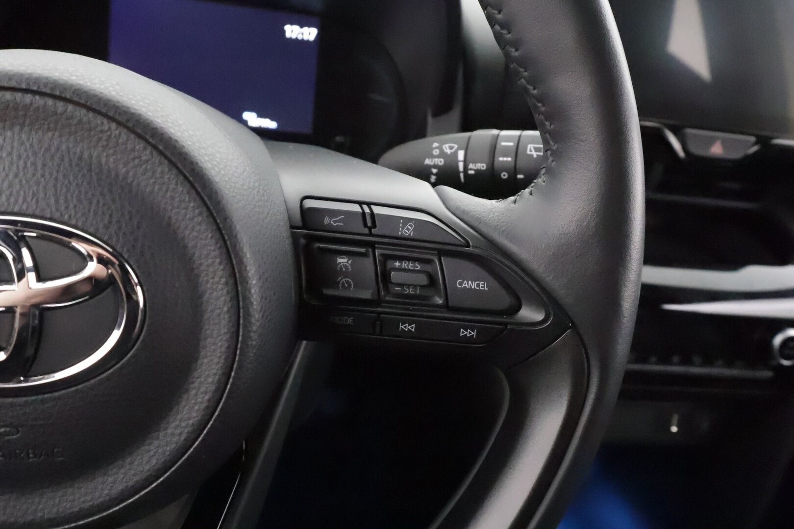 TOYOTA YARIS CROSS 2022 1,5 Hybrid AWD-i Adventure - | ACC | Navi | P.kamera | KeylessGo | Puolinahat|  Upea metalliväri | Haluttu Adventure malli | Kahdet renkaat vantein | 