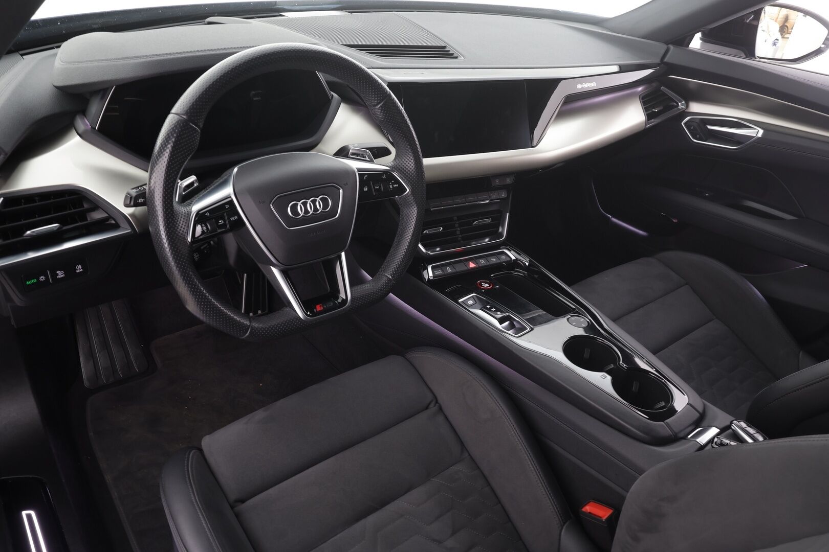 Audi E-TRON GT RS 2022 quattro * ACC / HUD / B&O / Night Vision / Ilma-alusta / 360° / Matrix LED / ILP / Lasikatto / KeylessGo / Muistipenkki / Puolinahat * - 1.Om Suomi-auto / Kahdet renkaat aluvanteilla / Merkkihuollettu