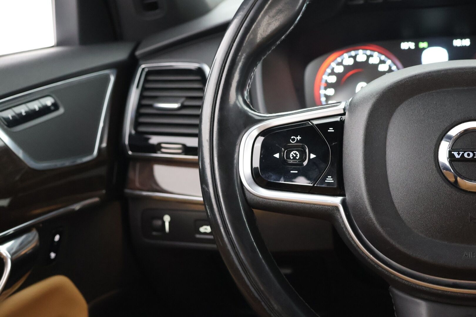 Volvo XC90 2016 D5 AWD Inscription aut - | Ilman Adblueta | Webasto | Koukku | Adapt.vakkari | Full-LED | Sporttinahat Muistilla | 7P | P.Kamera | Navi | Kaistavahti | Keylessgo | Ilma-alusta | HUD |