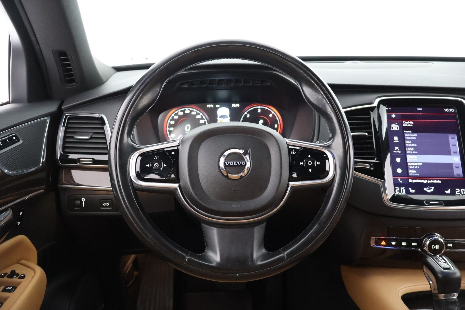 Volvo XC90 2016 D5 AWD Inscription aut - | Ilman Adblueta | Webasto | Koukku | Adapt.vakkari | Full-LED | Sporttinahat Muistilla | 7P | P.Kamera | Navi | Kaistavahti | Keylessgo | Ilma-alusta | HUD |