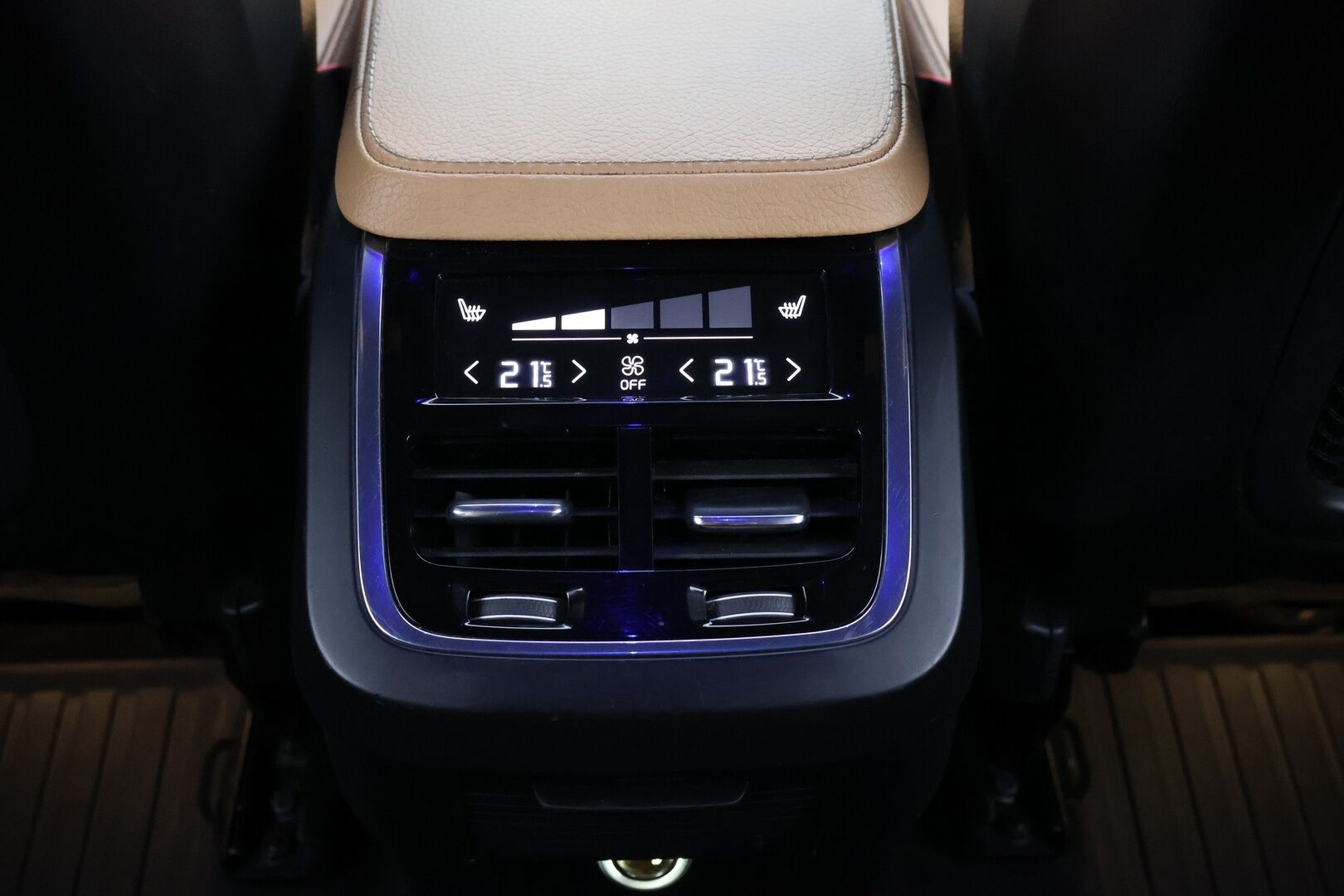 Volvo XC90 2016 D5 AWD Inscription aut - | Ilman Adblueta | Webasto | Koukku | Adapt.vakkari | Full-LED | Sporttinahat Muistilla | 7P | P.Kamera | Navi | Kaistavahti | Keylessgo | Ilma-alusta | HUD |