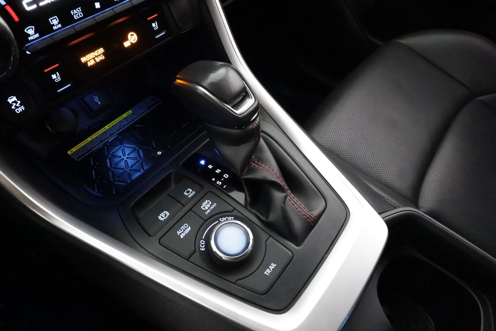 TOYOTA RAV4 PLUG-IN 2020 Hybrid 2,5 AWD * ACC / HUD / 360° / Ilmastoidut nahat / Koukku / JBL / KeylessGo / Muistipenkki * - Kahdet renkaat aluvanteilla / Huippuvarusteet