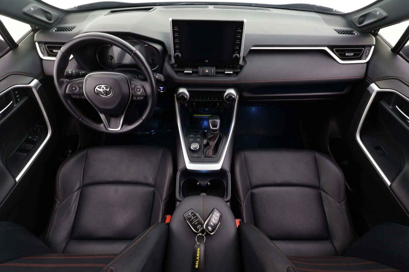 TOYOTA RAV4 PLUG-IN 2020 Hybrid 2,5 AWD * ACC / HUD / 360° / Ilmastoidut nahat / Koukku / JBL / KeylessGo / Muistipenkki * - Kahdet renkaat aluvanteilla / Huippuvarusteet