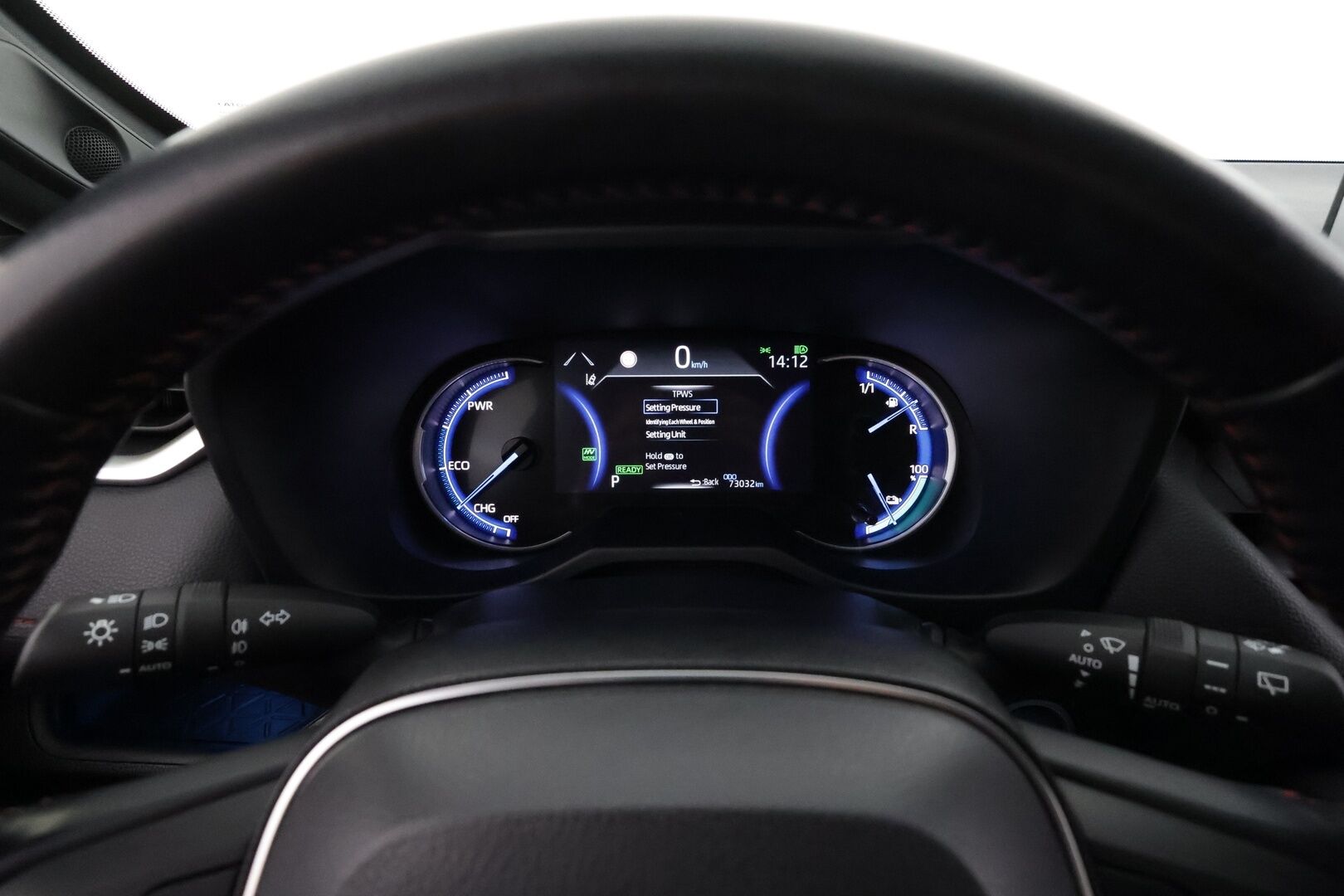 TOYOTA RAV4 PLUG-IN 2020 Hybrid 2,5 AWD * ACC / HUD / 360° / Ilmastoidut nahat / Koukku / JBL / KeylessGo / Muistipenkki * - Kahdet renkaat aluvanteilla / Huippuvarusteet