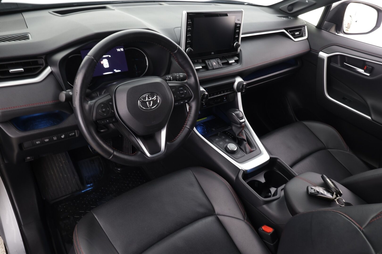 TOYOTA RAV4 PLUG-IN 2020 Hybrid 2,5 AWD * ACC / HUD / 360° / Ilmastoidut nahat / Koukku / JBL / KeylessGo / Muistipenkki * - Kahdet renkaat aluvanteilla / Huippuvarusteet