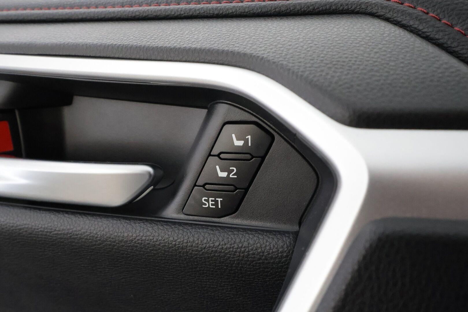 TOYOTA RAV4 PLUG-IN 2020 Hybrid 2,5 AWD * ACC / HUD / 360° / Ilmastoidut nahat / Koukku / JBL / KeylessGo / Muistipenkki * - Kahdet renkaat aluvanteilla / Huippuvarusteet