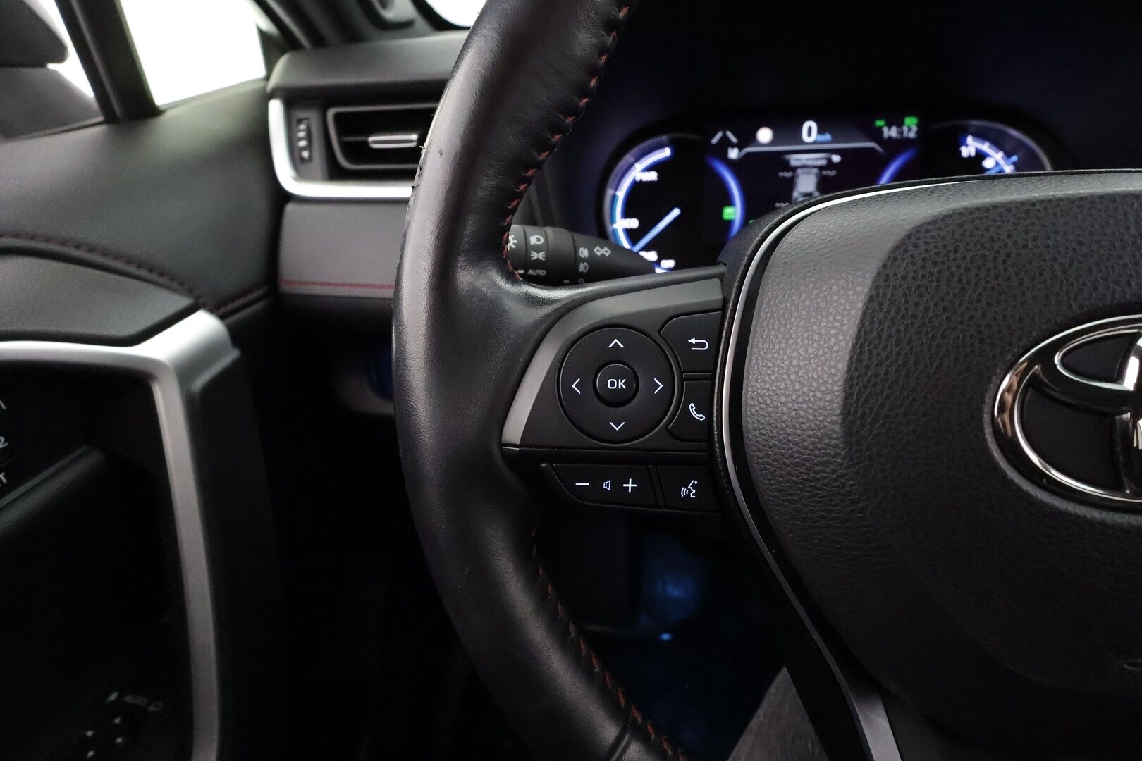 TOYOTA RAV4 PLUG-IN 2020 Hybrid 2,5 AWD * ACC / HUD / 360° / Ilmastoidut nahat / Koukku / JBL / KeylessGo / Muistipenkki * - Kahdet renkaat aluvanteilla / Huippuvarusteet