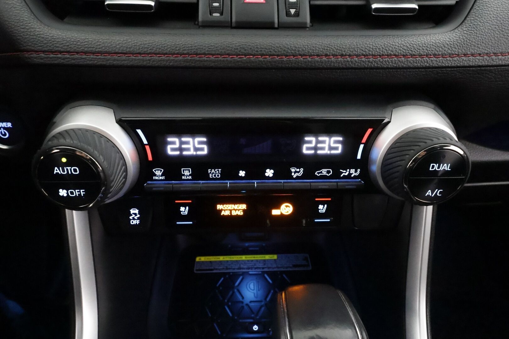 TOYOTA RAV4 PLUG-IN 2020 Hybrid 2,5 AWD * ACC / HUD / 360° / Ilmastoidut nahat / Koukku / JBL / KeylessGo / Muistipenkki * - Kahdet renkaat aluvanteilla / Huippuvarusteet