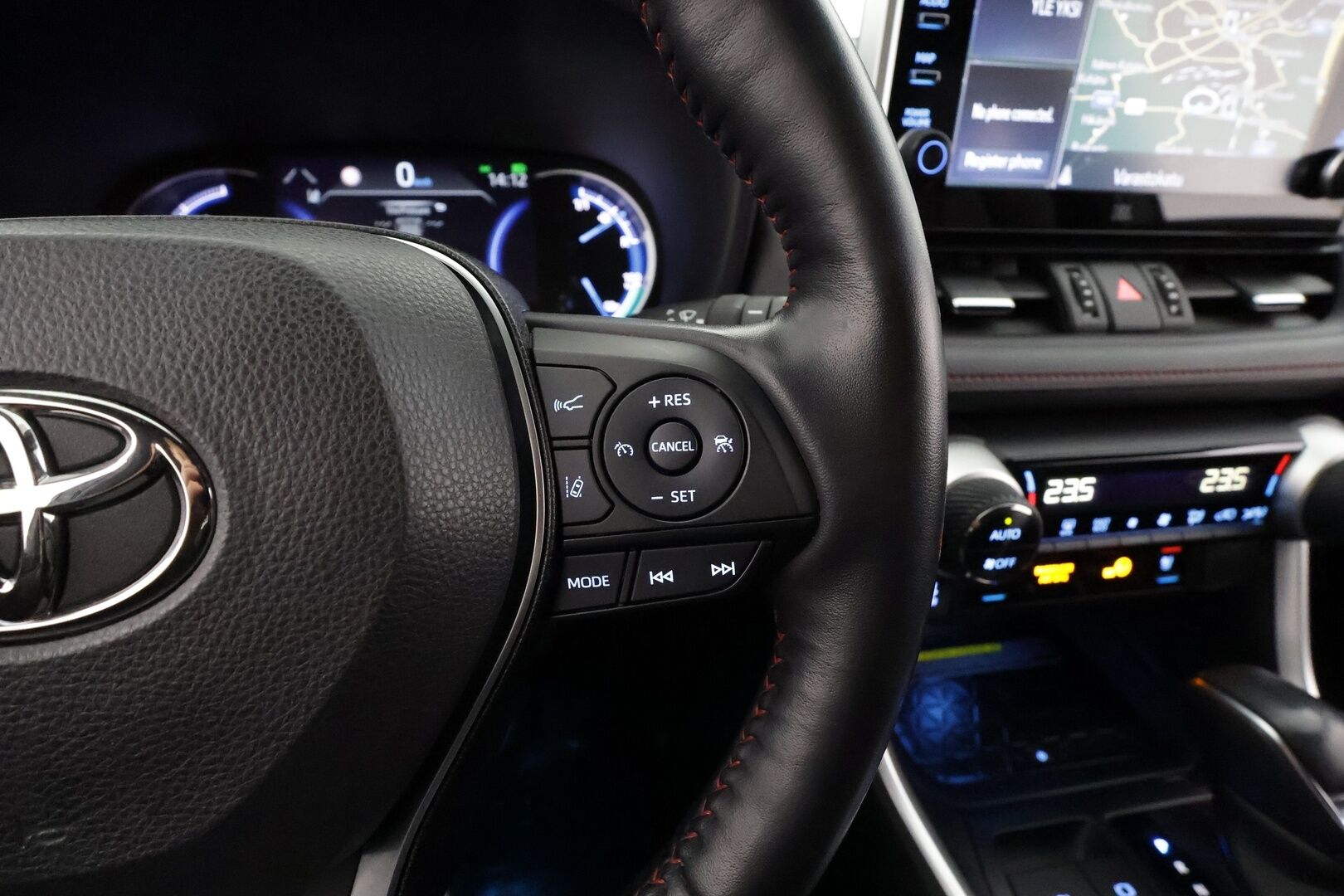 TOYOTA RAV4 PLUG-IN 2020 Hybrid 2,5 AWD * ACC / HUD / 360° / Ilmastoidut nahat / Koukku / JBL / KeylessGo / Muistipenkki * - Kahdet renkaat aluvanteilla / Huippuvarusteet