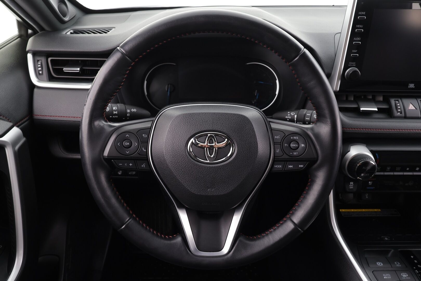 TOYOTA RAV4 PLUG-IN 2020 Hybrid 2,5 AWD * ACC / HUD / 360° / Ilmastoidut nahat / Koukku / JBL / KeylessGo / Muistipenkki * - Kahdet renkaat aluvanteilla / Huippuvarusteet