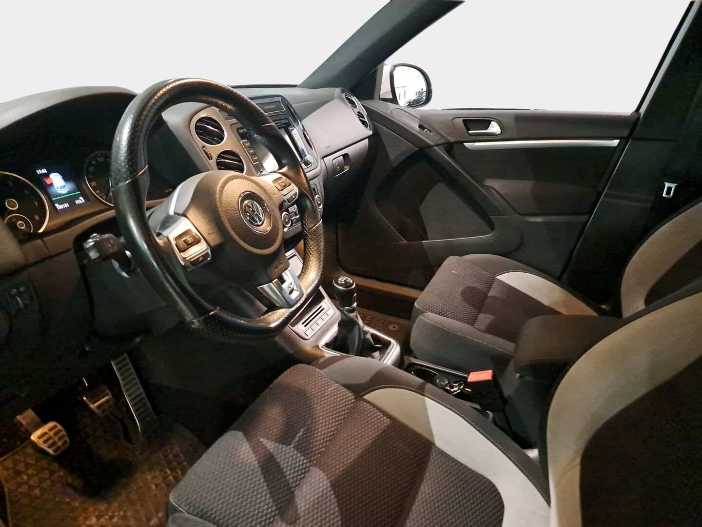 Volkswagen Tiguan 2014 R-Line 1,4 TSI 4motion *Webasto / Koukku / P-Kamera / Kangas-alcantara* - Hyvä huoltohistoria! / Kahdet hyvät renkaat! - HULLU BLACKWEEK KORKOTARJOUS 2,49%