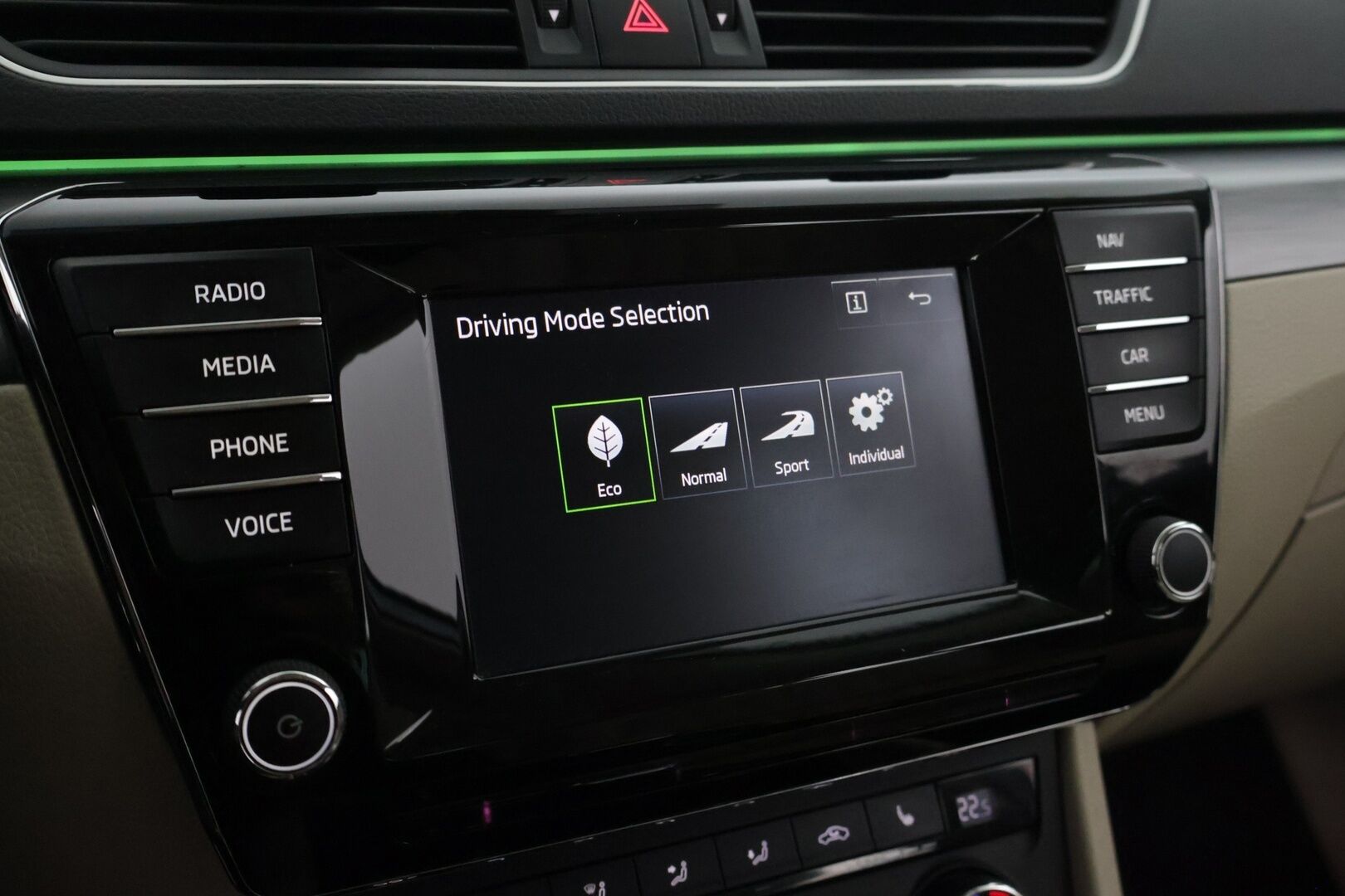 Skoda Superb 2016 Combi 1,4 TSI ACT Style DSG Autom. - Webasto | ACC | Kamera | Nahkapenkit | Sähköluukku