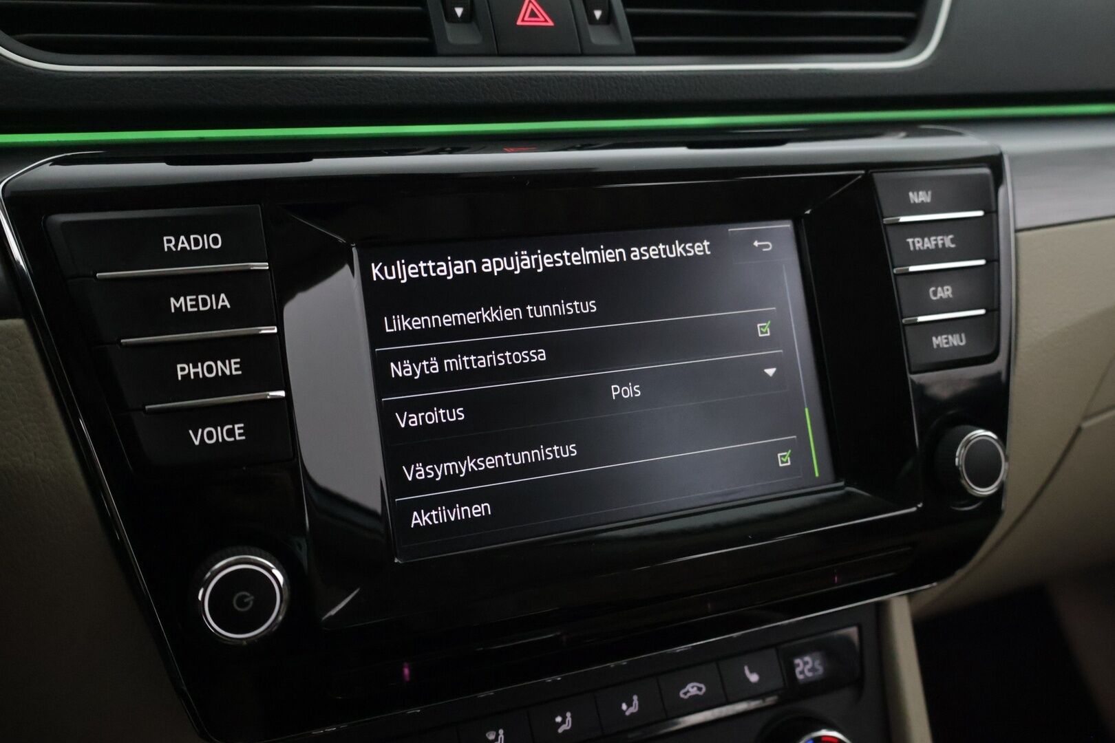 Skoda Superb 2016 Combi 1,4 TSI ACT Style DSG Autom. - Webasto | ACC | Kamera | Nahkapenkit | Sähköluukku