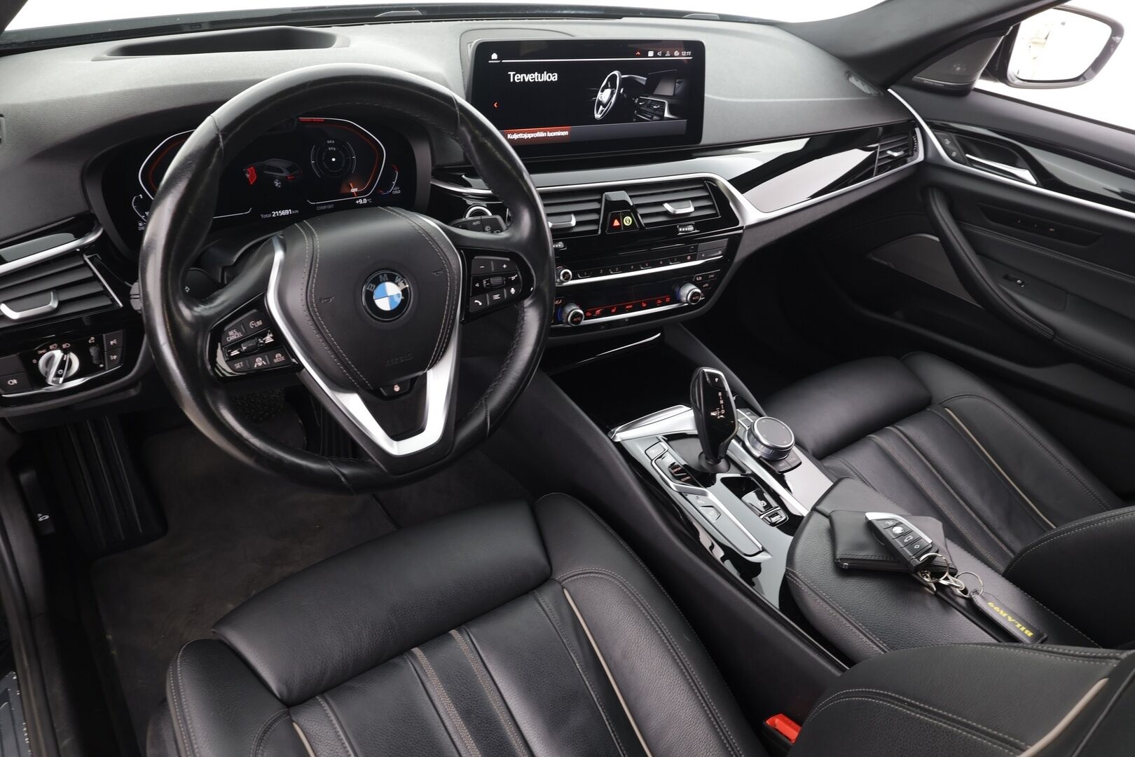 BMW 530 2021 G31 Touring 530d A xDrive Luxury * ACC / HUD / 360° / Muistipenkit / Laser / H&K / Webasto / Navi / Comfort Access * - Kahdet renkaat aluvanteilla / Huippuvarusteet - HULLU BLACKWEEK KORKOTARJOUS 2,49%