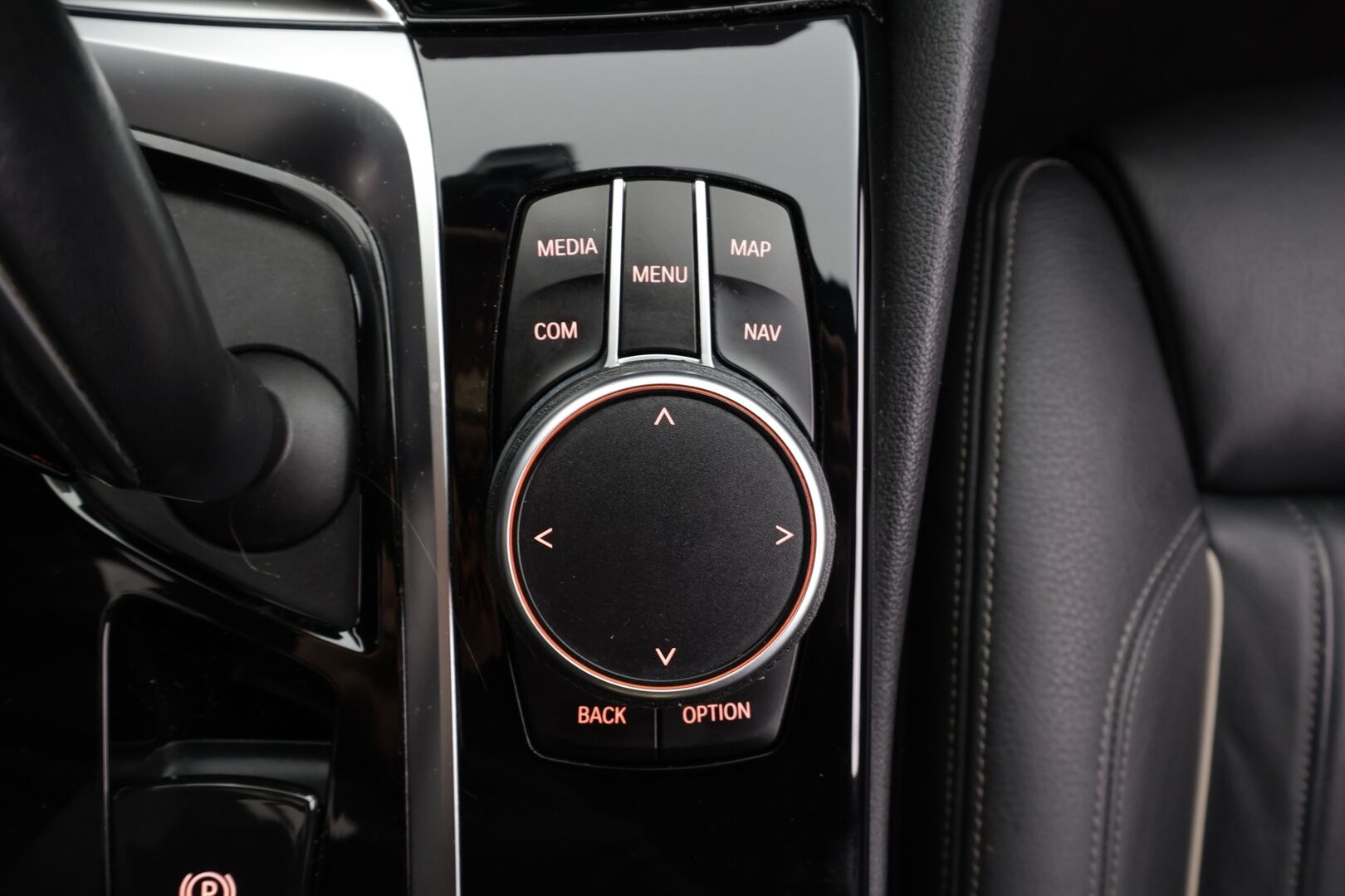 BMW 530 2021 G31 Touring 530d A xDrive Luxury * ACC / HUD / 360° / Muistipenkit / Laser / H&K / Webasto / Navi / Comfort Access * - Kahdet renkaat aluvanteilla / Huippuvarusteet - HULLU BLACKWEEK KORKOTARJOUS 2,49%