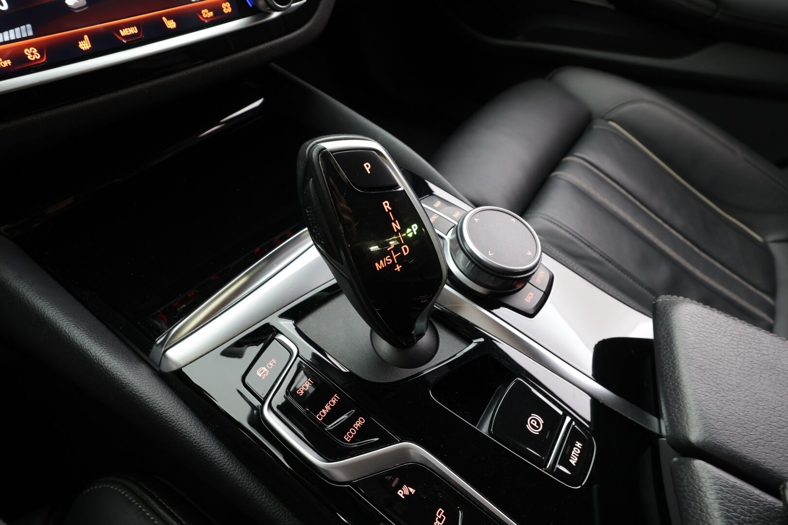 BMW 530 2021 G31 Touring 530d A xDrive Luxury * ACC / HUD / 360° / Muistipenkit / Laser / H&K / Webasto / Navi / Comfort Access * - Kahdet renkaat aluvanteilla / Huippuvarusteet - HULLU BLACKWEEK KORKOTARJOUS 2,49%