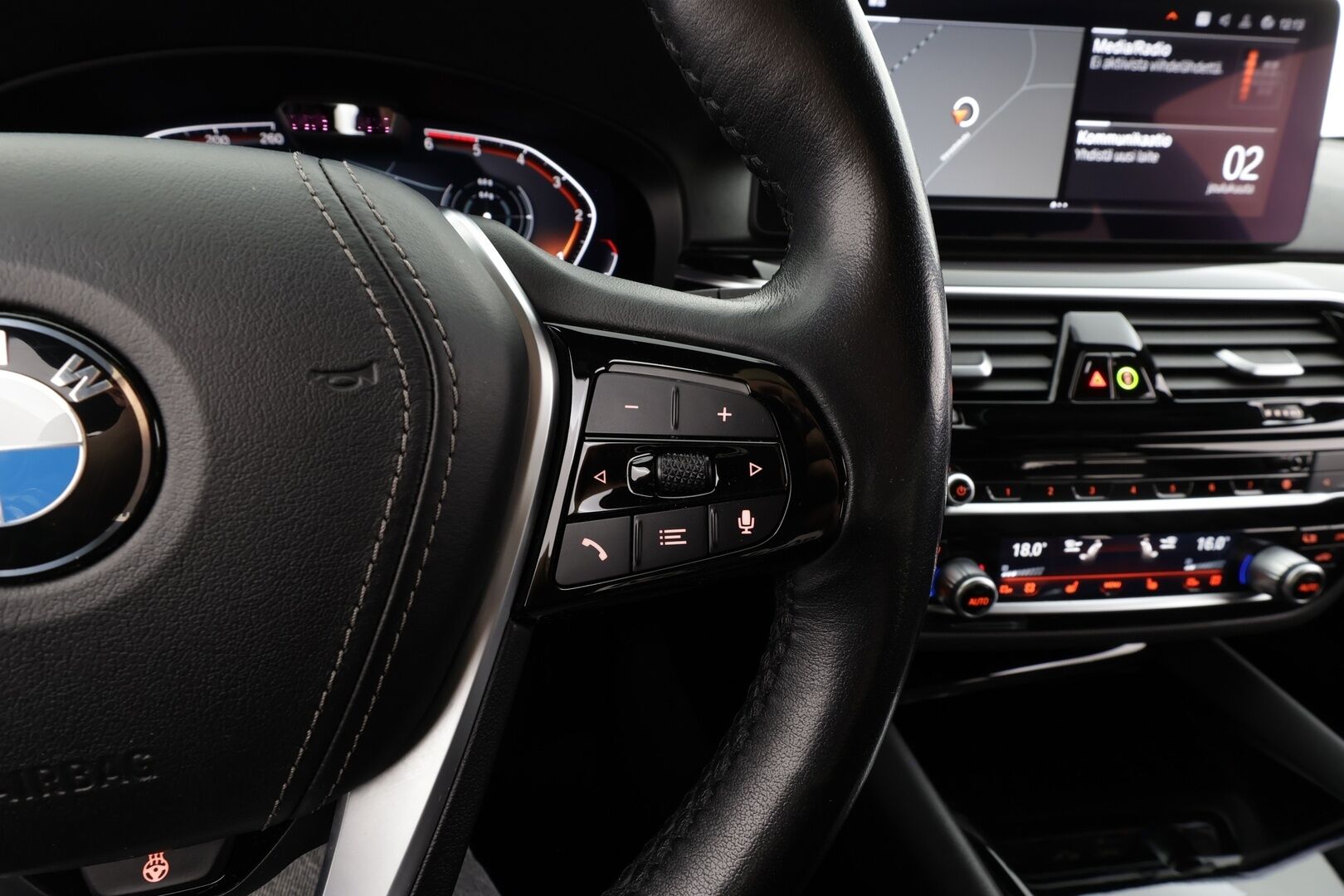 BMW 530 2021 G31 Touring 530d A xDrive Luxury * ACC / HUD / 360° / Muistipenkit / Laser / H&K / Webasto / Navi / Comfort Access * - Kahdet renkaat aluvanteilla / Huippuvarusteet - HULLU BLACKWEEK KORKOTARJOUS 2,49%