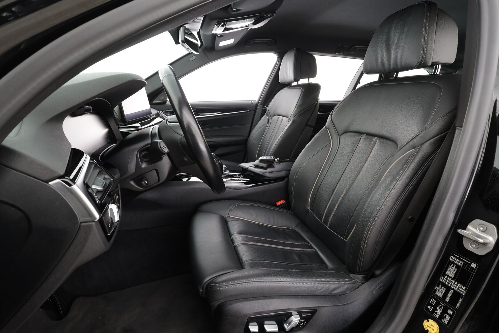 BMW 530 2021 G31 Touring 530d A xDrive Luxury * ACC / HUD / 360° / Muistipenkit / Laser / H&K / Webasto / Navi / Comfort Access * - Kahdet renkaat aluvanteilla / Huippuvarusteet - HULLU BLACKWEEK KORKOTARJOUS 2,49%