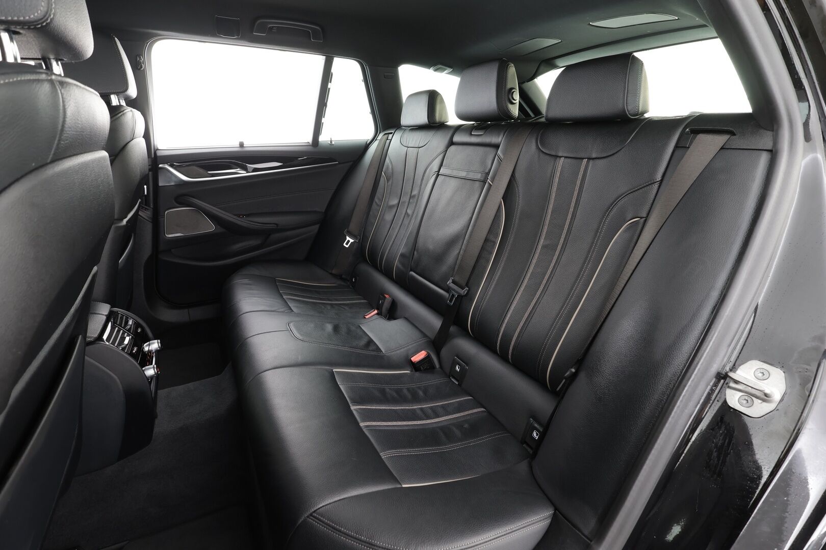 BMW 530 2021 G31 Touring 530d A xDrive Luxury * ACC / HUD / 360° / Muistipenkit / Laser / H&K / Webasto / Navi / Comfort Access * - Kahdet renkaat aluvanteilla / Huippuvarusteet - HULLU BLACKWEEK KORKOTARJOUS 2,49%