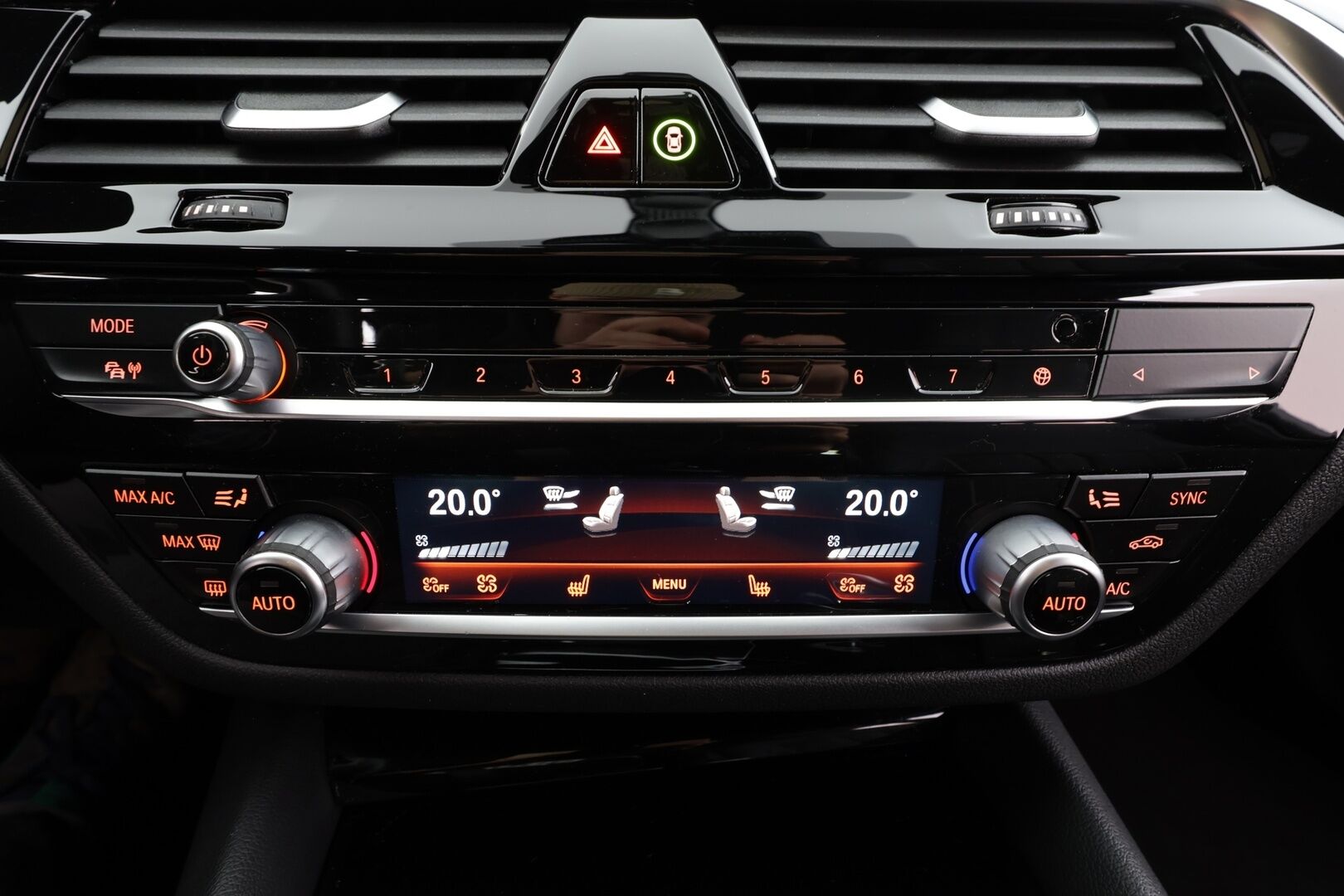 BMW 530 2021 G31 Touring 530d A xDrive Luxury * ACC / HUD / 360° / Muistipenkit / Laser / H&K / Webasto / Navi / Comfort Access * - Kahdet renkaat aluvanteilla / Huippuvarusteet - HULLU BLACKWEEK KORKOTARJOUS 2,49%