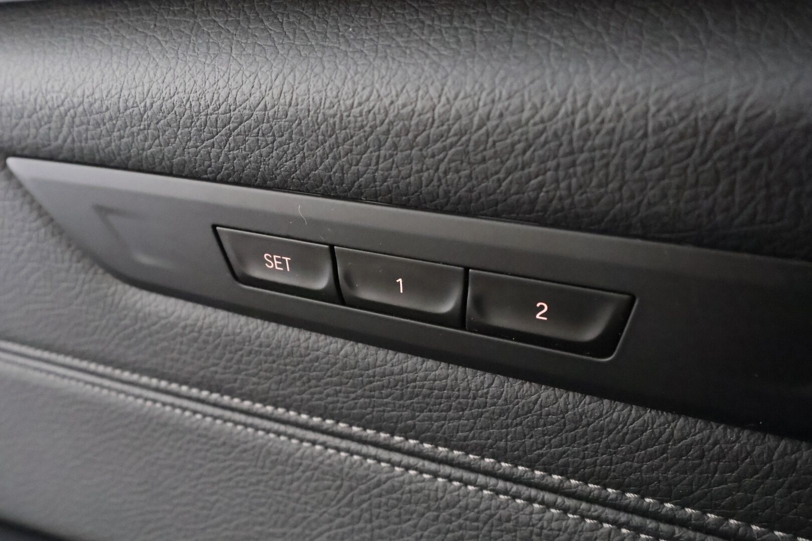 BMW 530 2021 G31 Touring 530d A xDrive Luxury * ACC / HUD / 360° / Muistipenkit / Laser / H&K / Webasto / Navi / Comfort Access * - Kahdet renkaat aluvanteilla / Huippuvarusteet - HULLU BLACKWEEK KORKOTARJOUS 2,49%