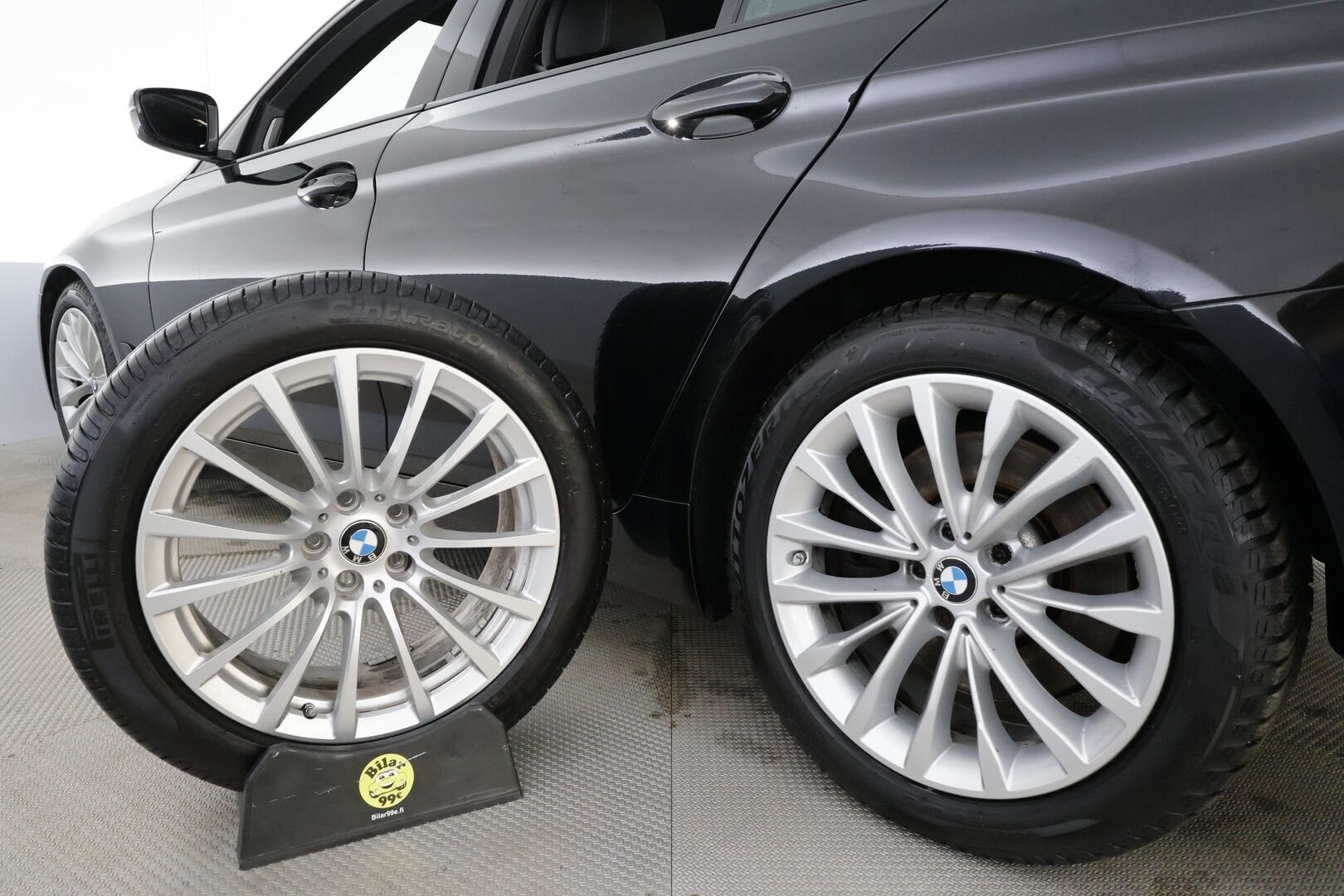 BMW 530 2021 G31 Touring 530d A xDrive Luxury * ACC / HUD / 360° / Muistipenkit / Laser / H&K / Webasto / Navi / Comfort Access * - Kahdet renkaat aluvanteilla / Huippuvarusteet - HULLU BLACKWEEK KORKOTARJOUS 2,49%