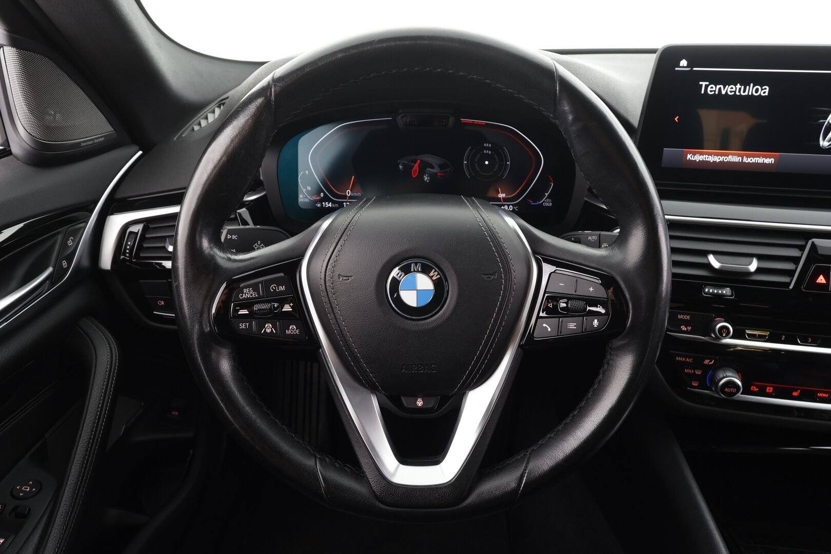 BMW 530 2021 G31 Touring 530d A xDrive Luxury * ACC / HUD / 360° / Muistipenkit / Laser / H&K / Webasto / Navi / Comfort Access * - Kahdet renkaat aluvanteilla / Huippuvarusteet - HULLU BLACKWEEK KORKOTARJOUS 2,49%