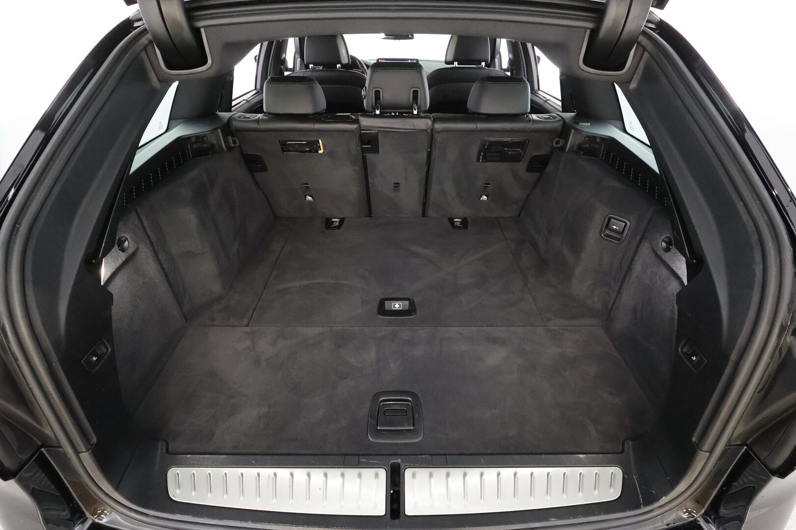 BMW 530 2021 G31 Touring 530d A xDrive Luxury * ACC / HUD / 360° / Muistipenkit / Laser / H&K / Webasto / Navi / Comfort Access * - Kahdet renkaat aluvanteilla / Huippuvarusteet - HULLU BLACKWEEK KORKOTARJOUS 2,49%