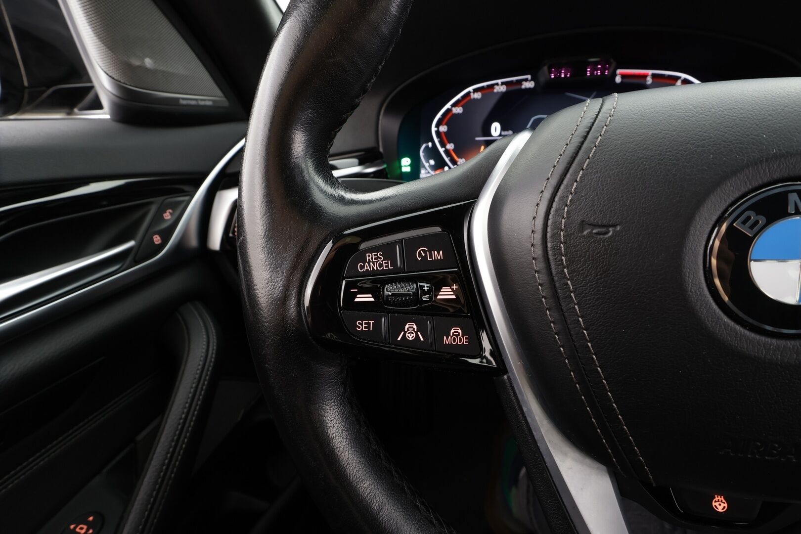 BMW 530 2021 G31 Touring 530d A xDrive Luxury * ACC / HUD / 360° / Muistipenkit / Laser / H&K / Webasto / Navi / Comfort Access * - Kahdet renkaat aluvanteilla / Huippuvarusteet - HULLU BLACKWEEK KORKOTARJOUS 2,49%