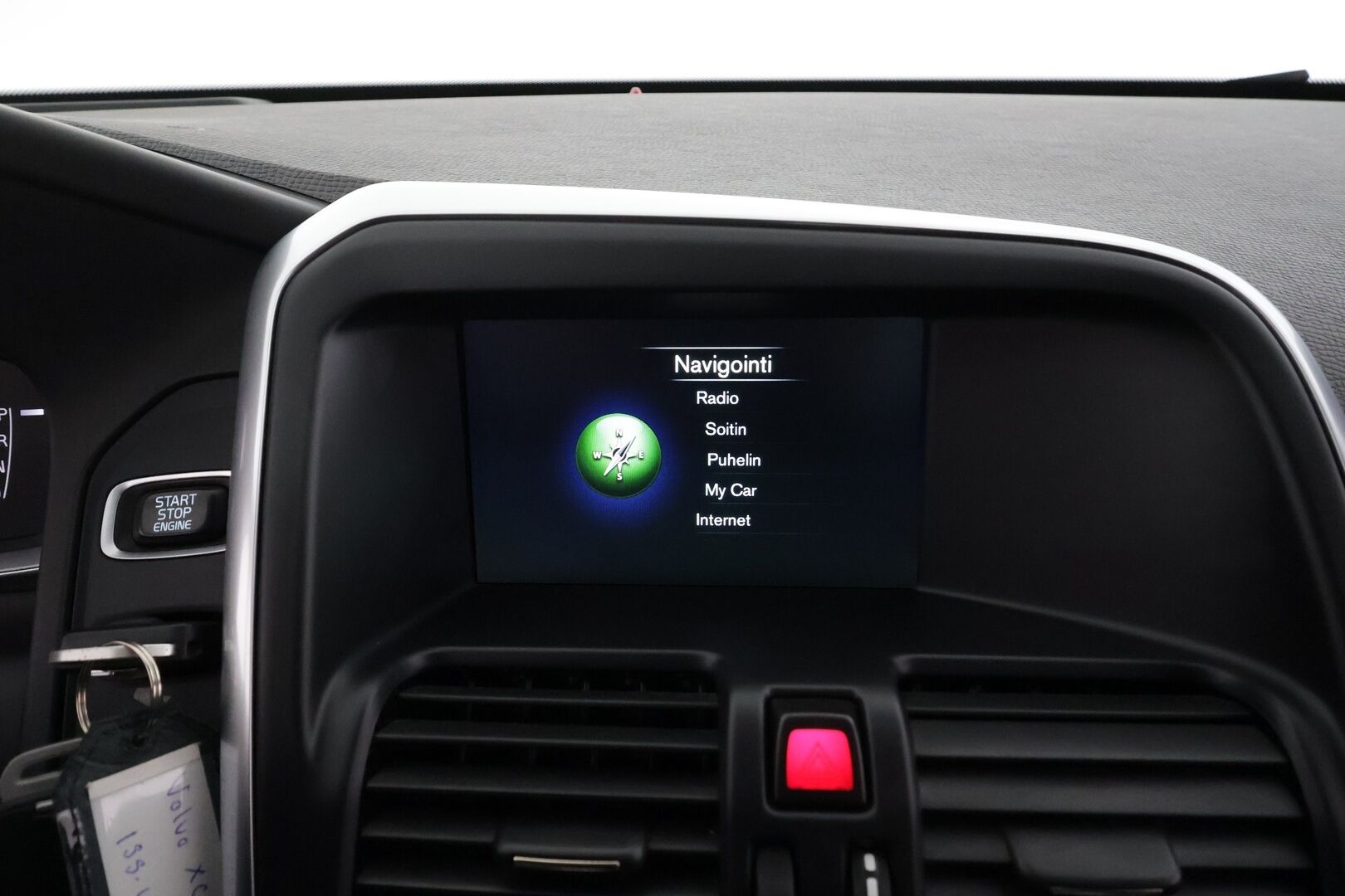 Volvo XC60 2017 D4 AWD Business R-Design aut * ACC / Webasto / Xenon / P.Tutka / Kaistavahti * - Kahdet renkaat aluvanteilla