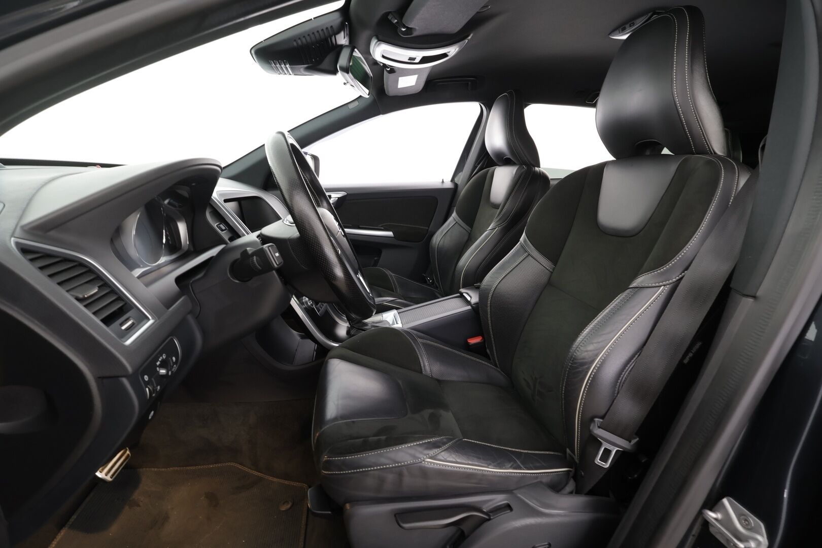 Volvo XC60 2017 D4 AWD Business R-Design aut * ACC / Webasto / Xenon / P.Tutka / Kaistavahti * - Kahdet renkaat aluvanteilla