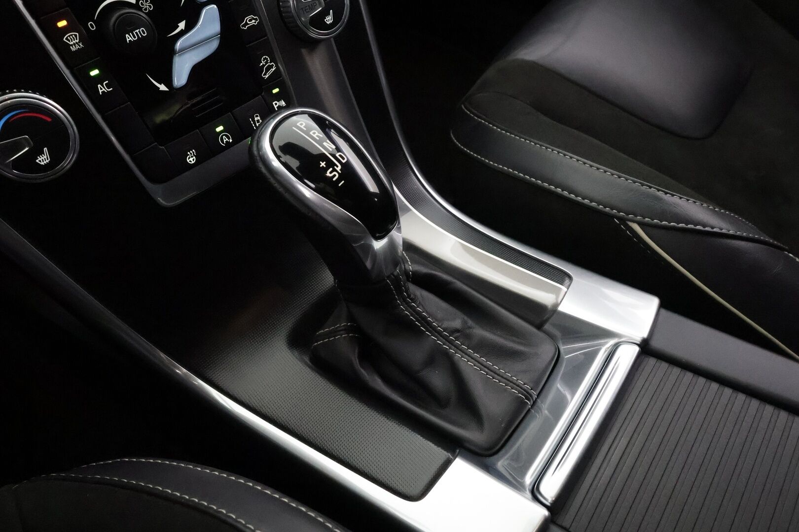 Volvo XC60 2017 D4 AWD Business R-Design aut * ACC / Webasto / Xenon / P.Tutka / Kaistavahti * - Kahdet renkaat aluvanteilla