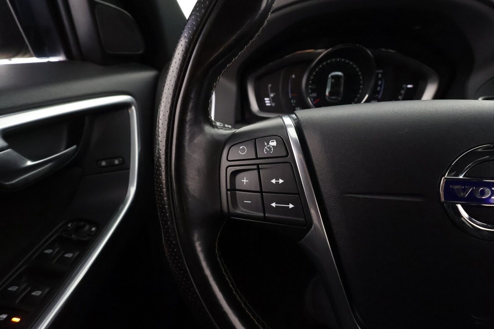 Volvo XC60 2017 D4 AWD Business R-Design aut * ACC / Webasto / Xenon / P.Tutka / Kaistavahti * - Kahdet renkaat aluvanteilla