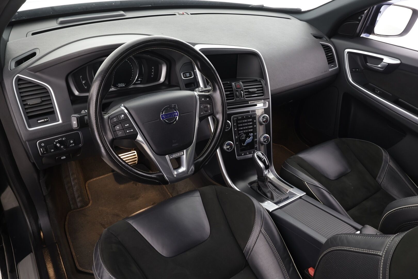 Volvo XC60 2017 D4 AWD Business R-Design aut * ACC / Webasto / Xenon / P.Tutka / Kaistavahti * - Kahdet renkaat aluvanteilla