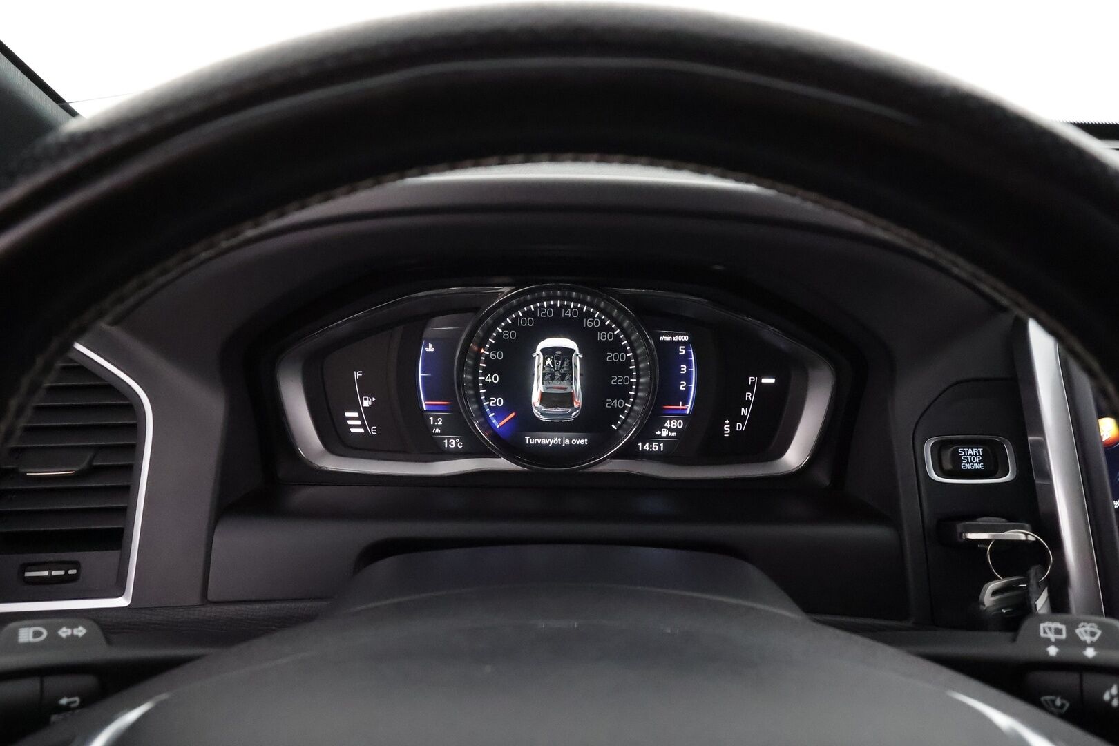 Volvo XC60 2017 D4 AWD Business R-Design aut * ACC / Webasto / Xenon / P.Tutka / Kaistavahti * - Kahdet renkaat aluvanteilla