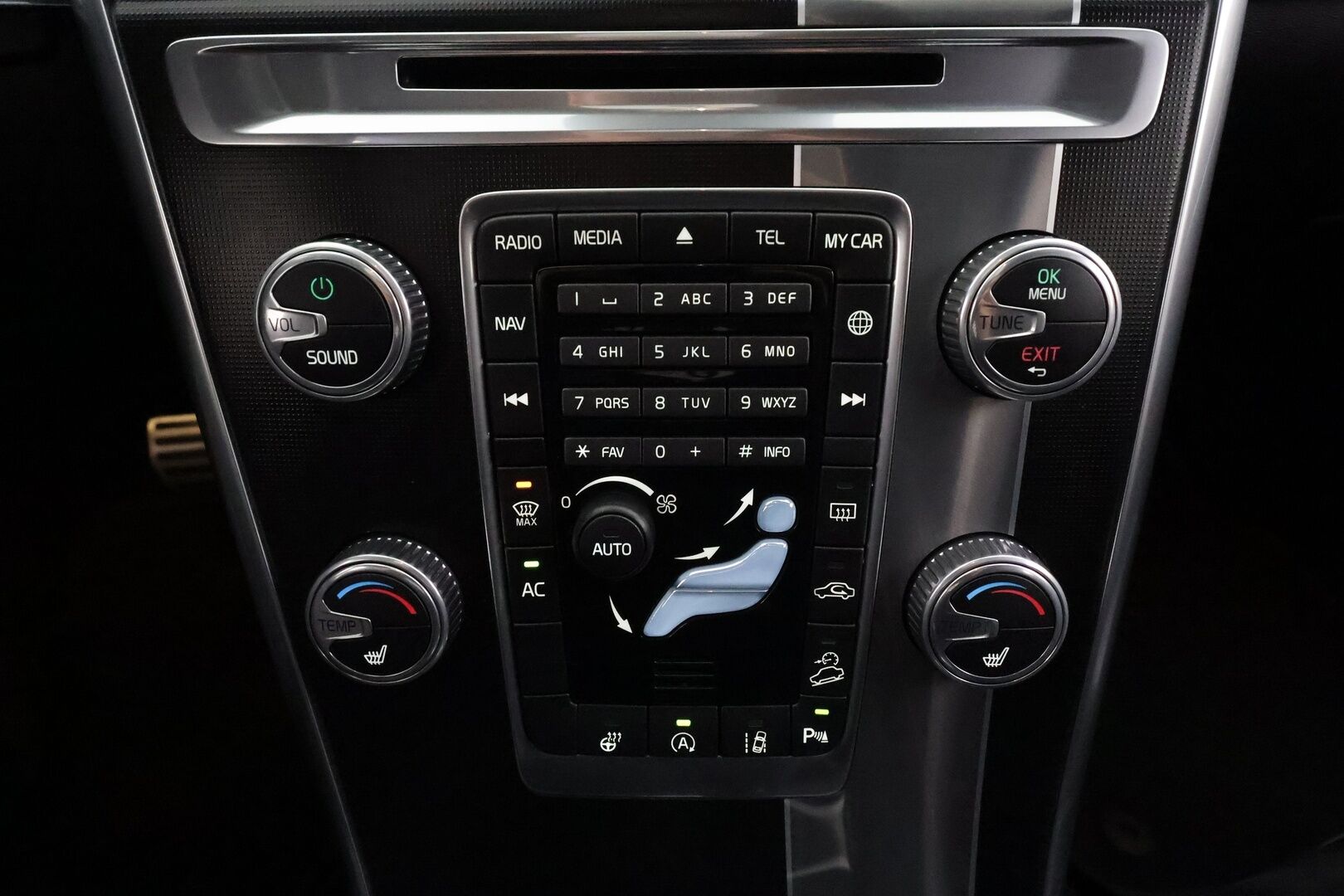 Volvo XC60 2017 D4 AWD Business R-Design aut * ACC / Webasto / Xenon / P.Tutka / Kaistavahti * - Kahdet renkaat aluvanteilla