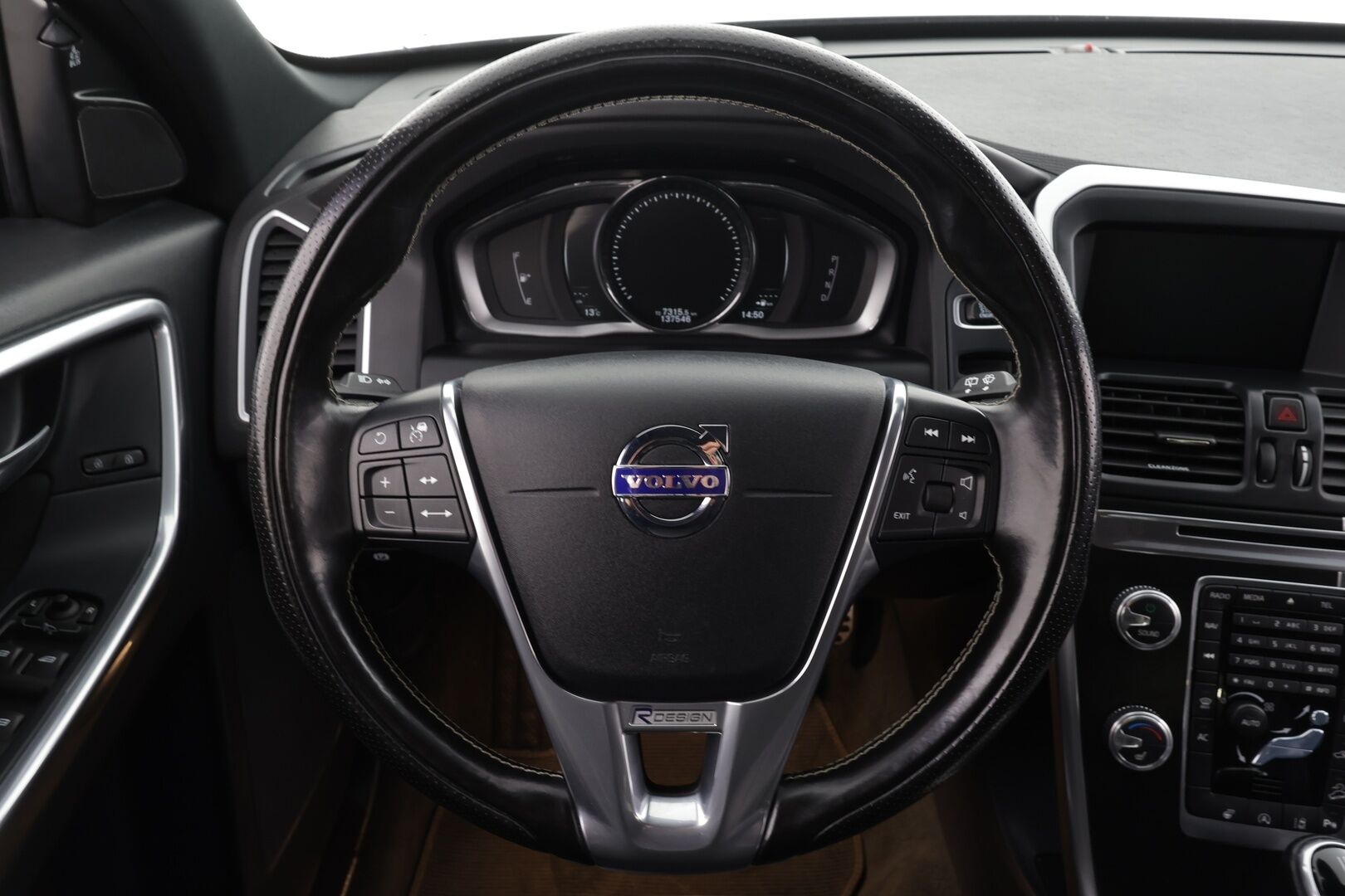 Volvo XC60 2017 D4 AWD Business R-Design aut * ACC / Webasto / Xenon / P.Tutka / Kaistavahti * - Kahdet renkaat aluvanteilla