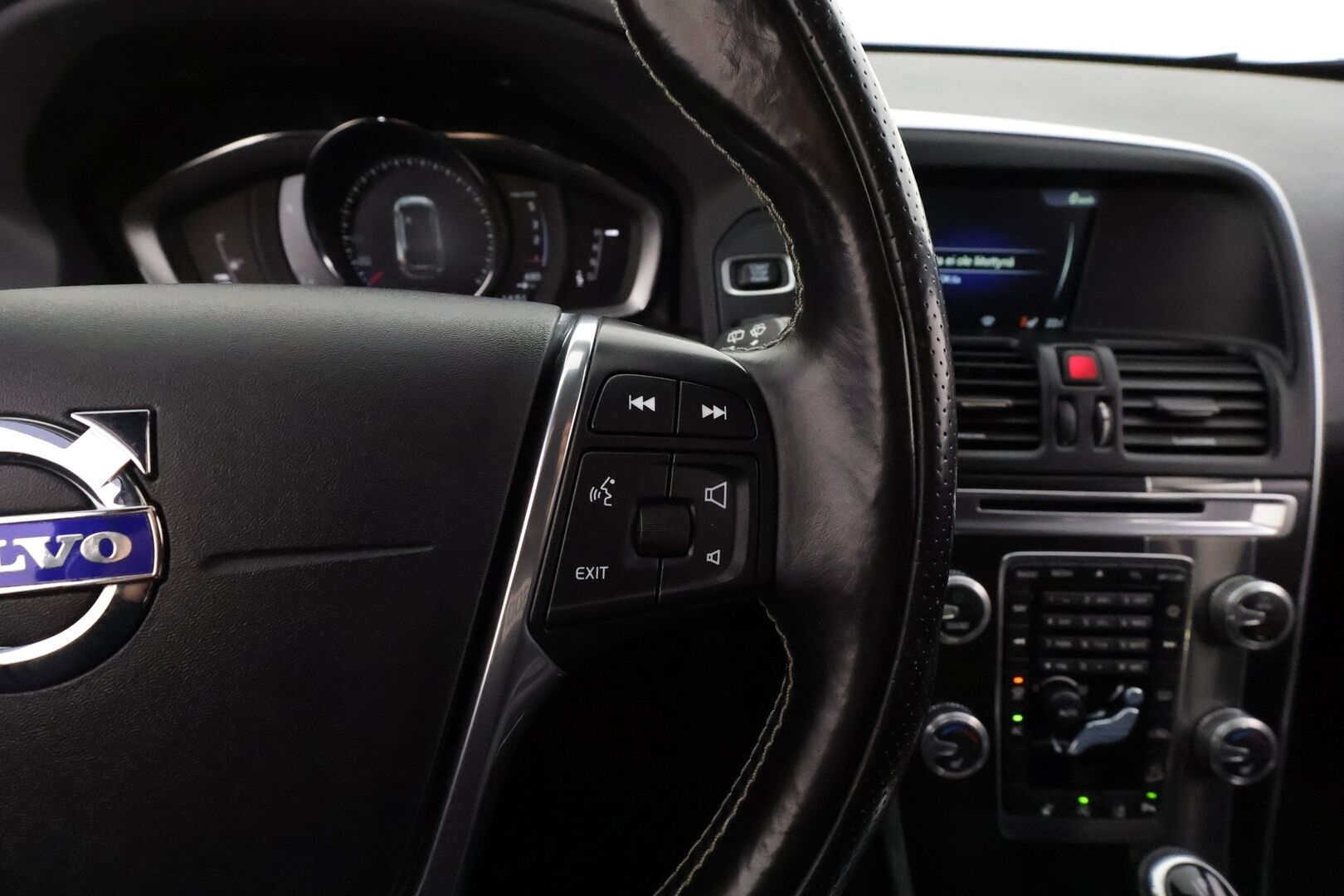 Volvo XC60 2017 D4 AWD Business R-Design aut * ACC / Webasto / Xenon / P.Tutka / Kaistavahti * - Kahdet renkaat aluvanteilla