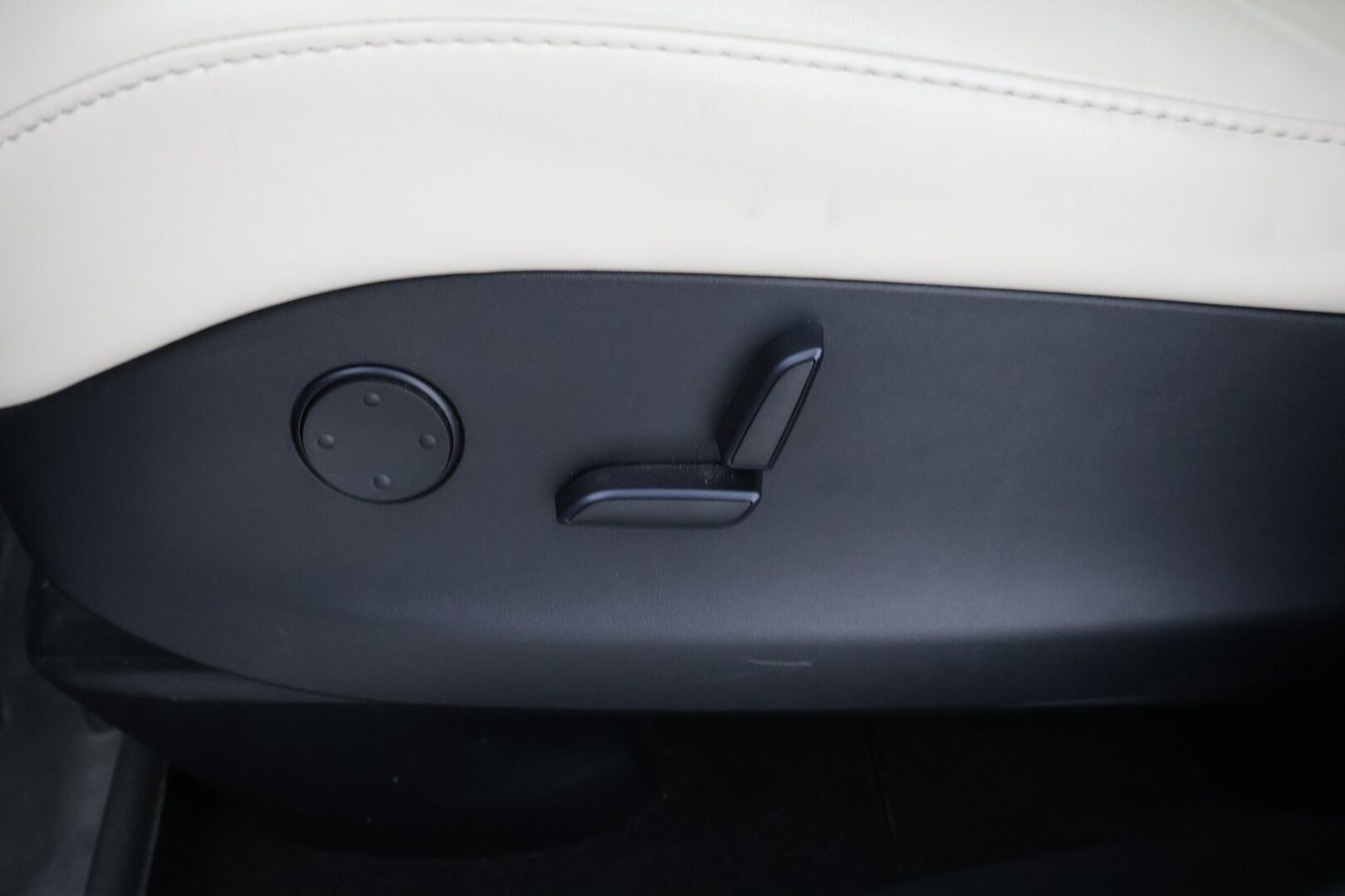 Tesla Model X 2019 Long Range AWD * Vetokoukku / Vaalea Nahkasisusta / Premium Audio / Lasikatto / 2x Renkaat Aluvantein! - Ilma-Alusta / Peruutuskamera / Upea! - HULLUT AVAJAISHULINAT KORKOTARJOUS 3,29 %