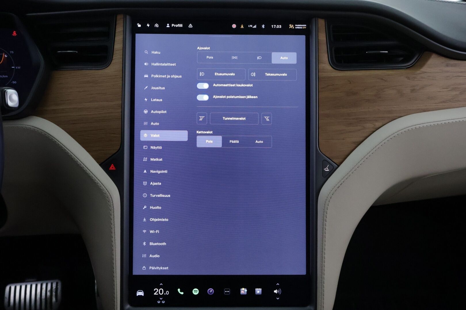 Tesla Model X 2019 Long Range AWD * Vetokoukku / Vaalea Nahkasisusta / Premium Audio / Lasikatto / 2x Renkaat Aluvantein! - Ilma-Alusta / Peruutuskamera / Upea! - HULLUT AVAJAISHULINAT KORKOTARJOUS 3,29 %