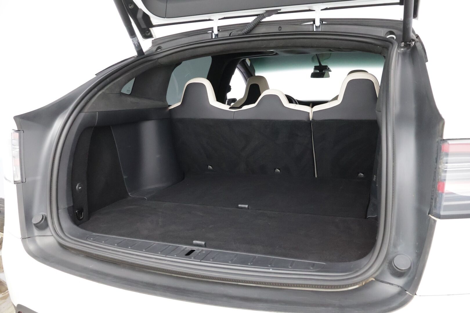 Tesla Model X 2019 Long Range AWD * Vetokoukku / Vaalea Nahkasisusta / Premium Audio / Lasikatto / 2x Renkaat Aluvantein! - Ilma-Alusta / Peruutuskamera / Upea! - HULLUT AVAJAISHULINAT KORKOTARJOUS 3,29 %