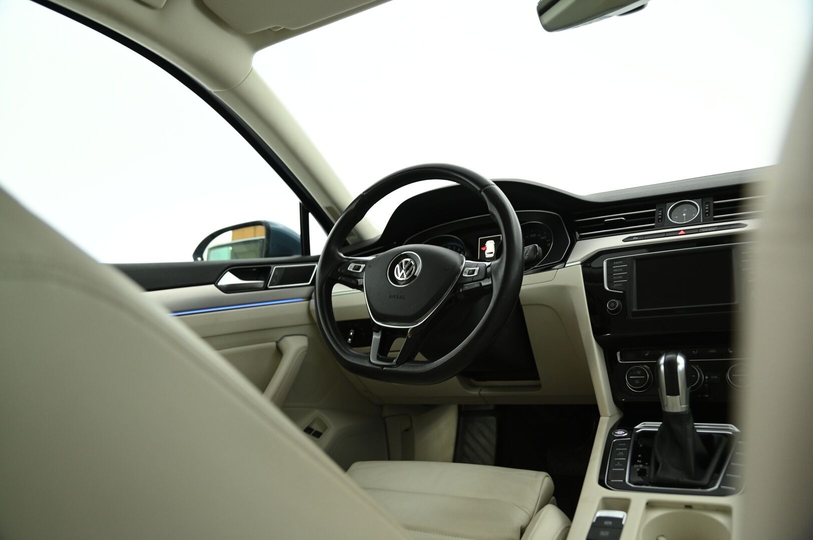 VOLKSWAGEN PASSAT 2016 Variant GTE Plug-In Hybrid 160 kW (218 hv) DSG-automaatti * Webasto / Adapt. vak / P. kamera / Sähkökoukku / P.tutkat / Sähköluukku / Ambient* - Korkeajännite akku vaihdettu 03/24! Jakopää tehty 11/23!