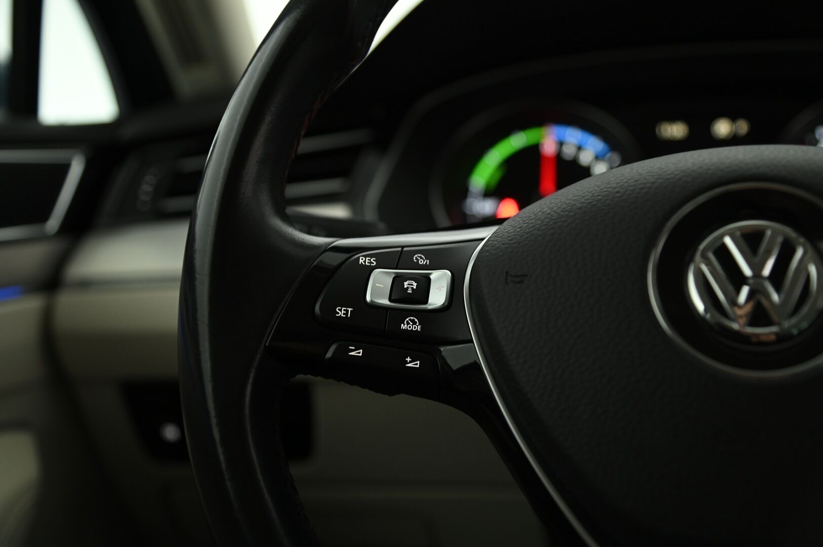 VOLKSWAGEN PASSAT 2016 Variant GTE Plug-In Hybrid 160 kW (218 hv) DSG-automaatti * Webasto / Adapt. vak / P. kamera / Sähkökoukku / P.tutkat / Sähköluukku / Ambient* - Korkeajännite akku vaihdettu 03/24! Jakopää tehty 11/23!